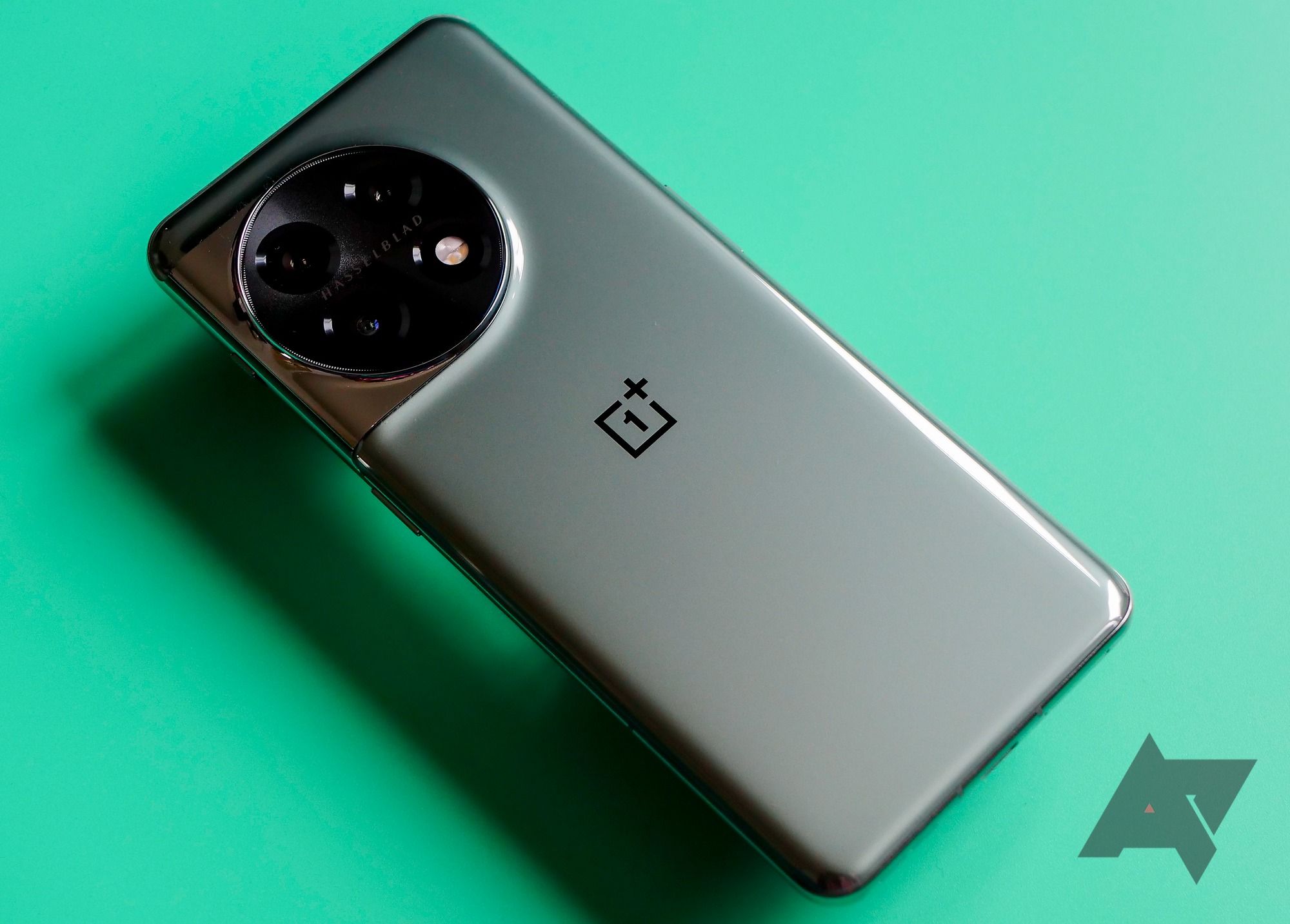 OnePlus 11 sobre um fundo verde