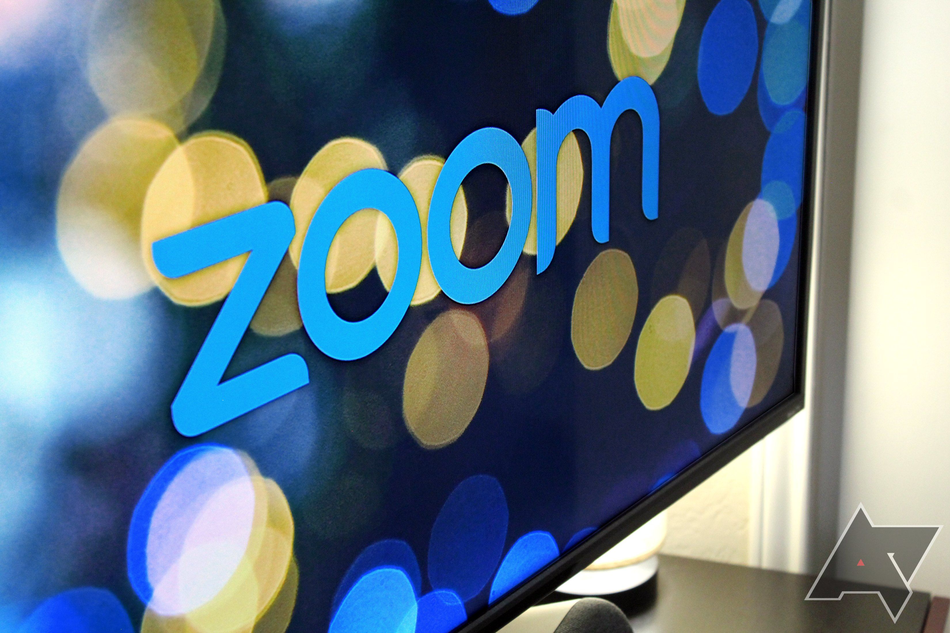 logotipo de zoom no ângulo lateral da TV