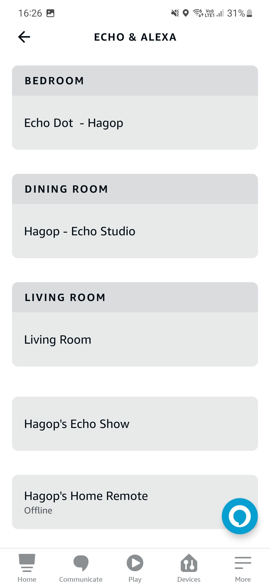 Uma captura de tela do aplicativo Amazon Alexa mostrando a lista de dispositivos Echo.