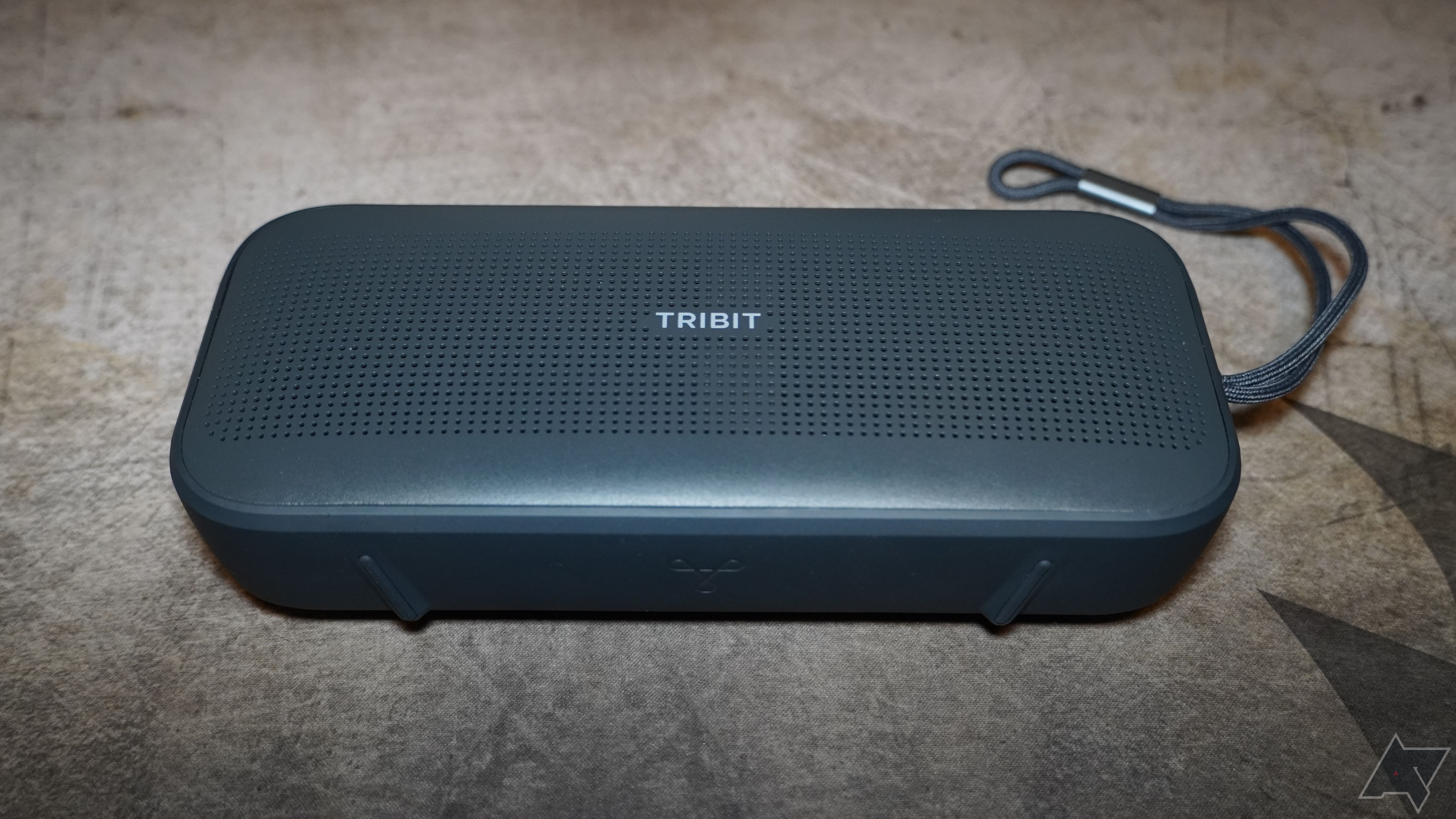 Alto-falante Bluetooth portátil Tribit StormBox Flow em uma mesa