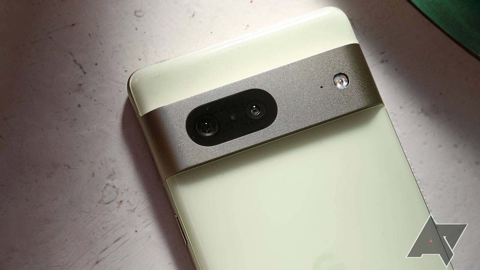 Um Google Pixel 7 verde claro com a barra da câmera em foco.