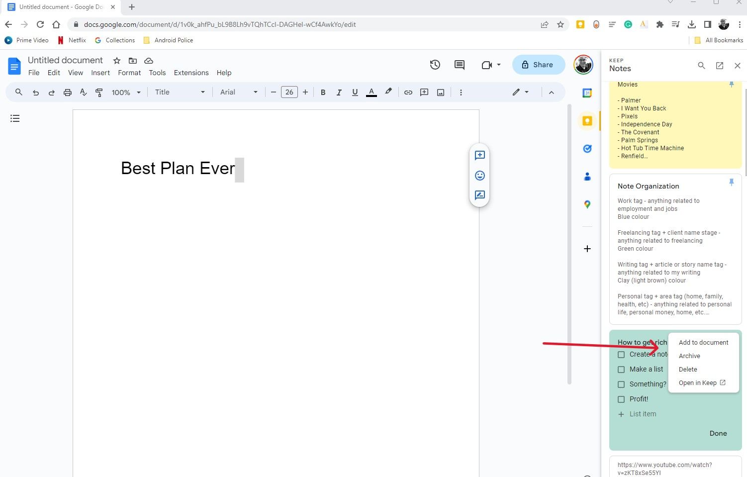 Google Docs web com Google Keep aberto à direita e uma seta vermelha apontando para a opção Adicionar ao documento em um menu suspenso acima de uma nota com fundo azul esverdeado.
