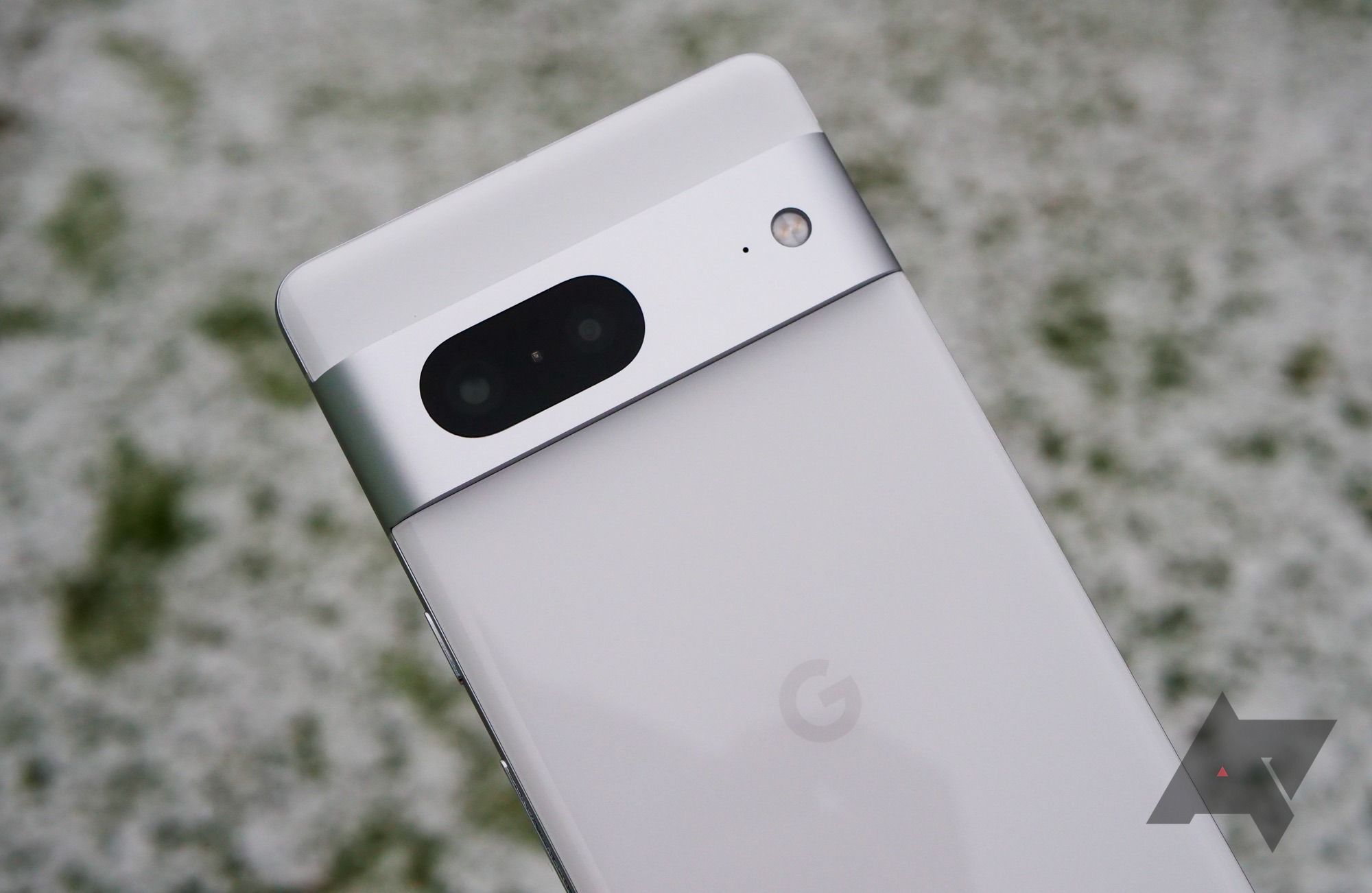 Um smartphone Google Pixel branco com o logotipo do Google em cinza e uma barra de câmera horizontal de metal. 