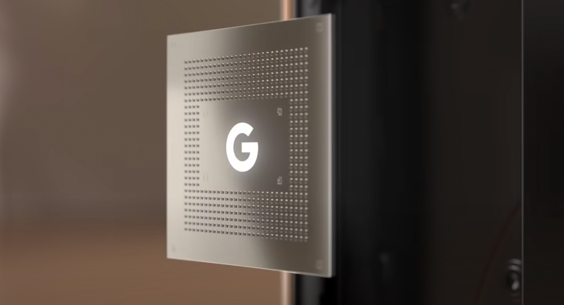 Uma representação do chip Google Tensor com um logotipo G flutuando na frente de um fundo desfocado