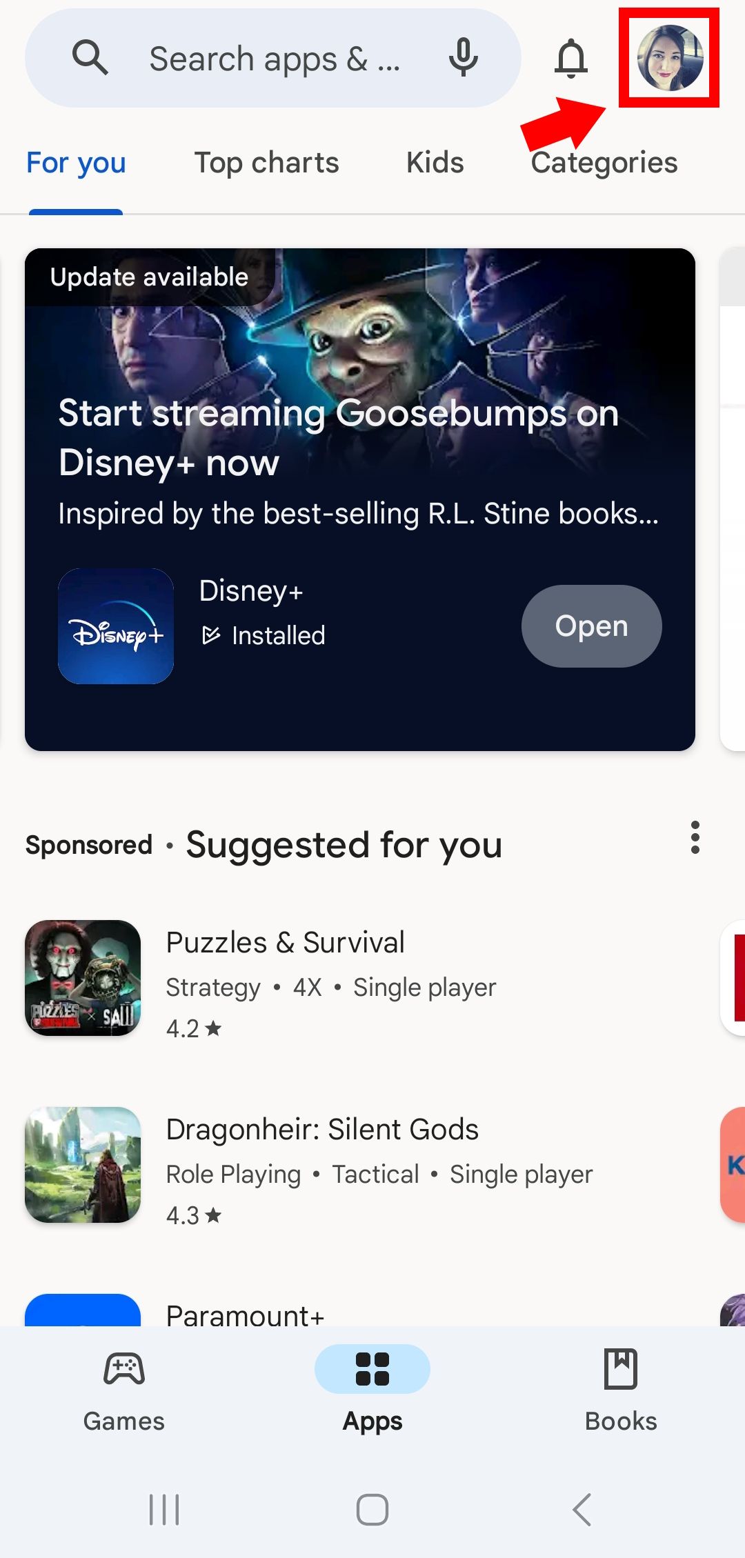 seta sólida vermelha apontando para o contorno quadrado no ícone do perfil da Google Play Store