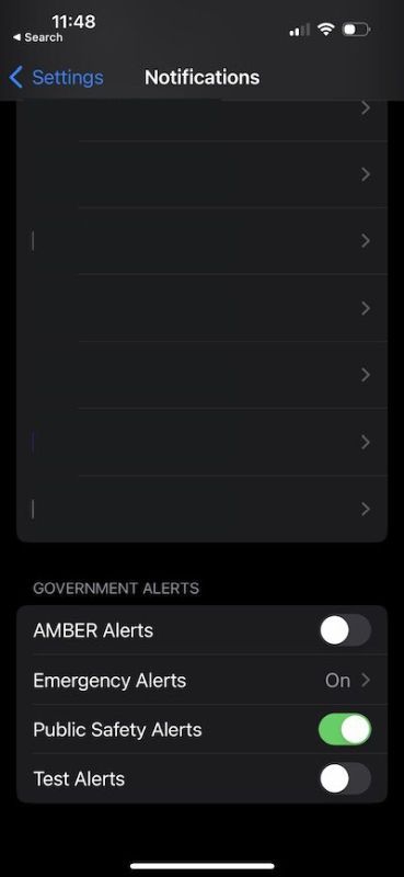 Menu de notificações do iOS e alternadores de alertas governamentais.