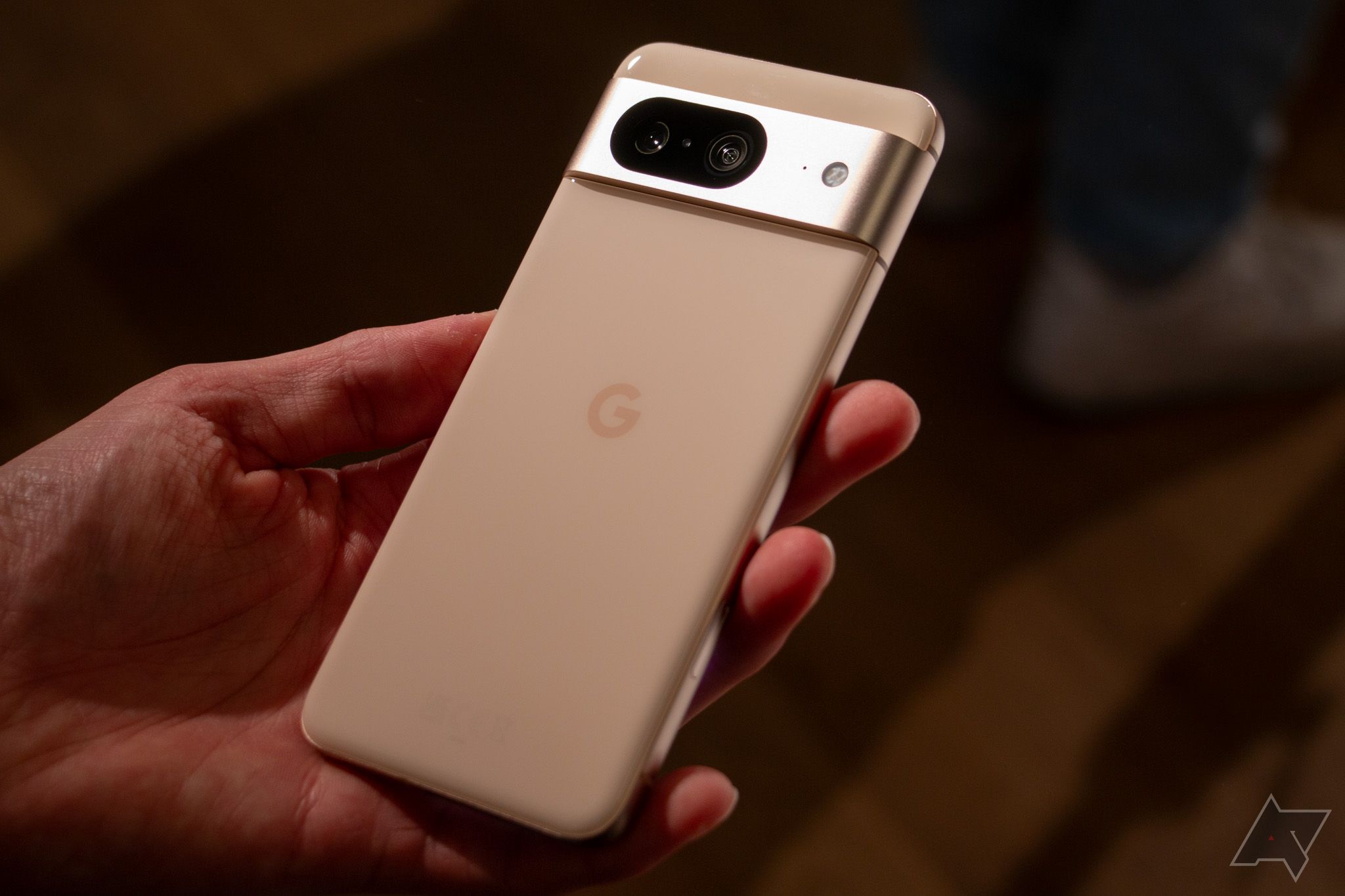 google-pixel-8-peônia-rosa-na-mão-1