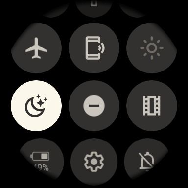 captura de tela dos blocos rápidos do Pixel Watch com o modo hora de dormir ativado