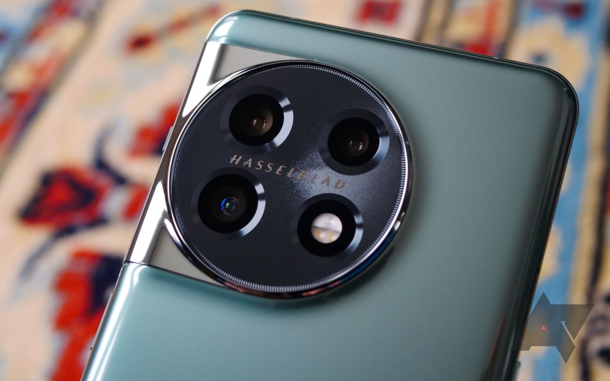 Vista traseira do conjunto de câmeras no OnePlus 11