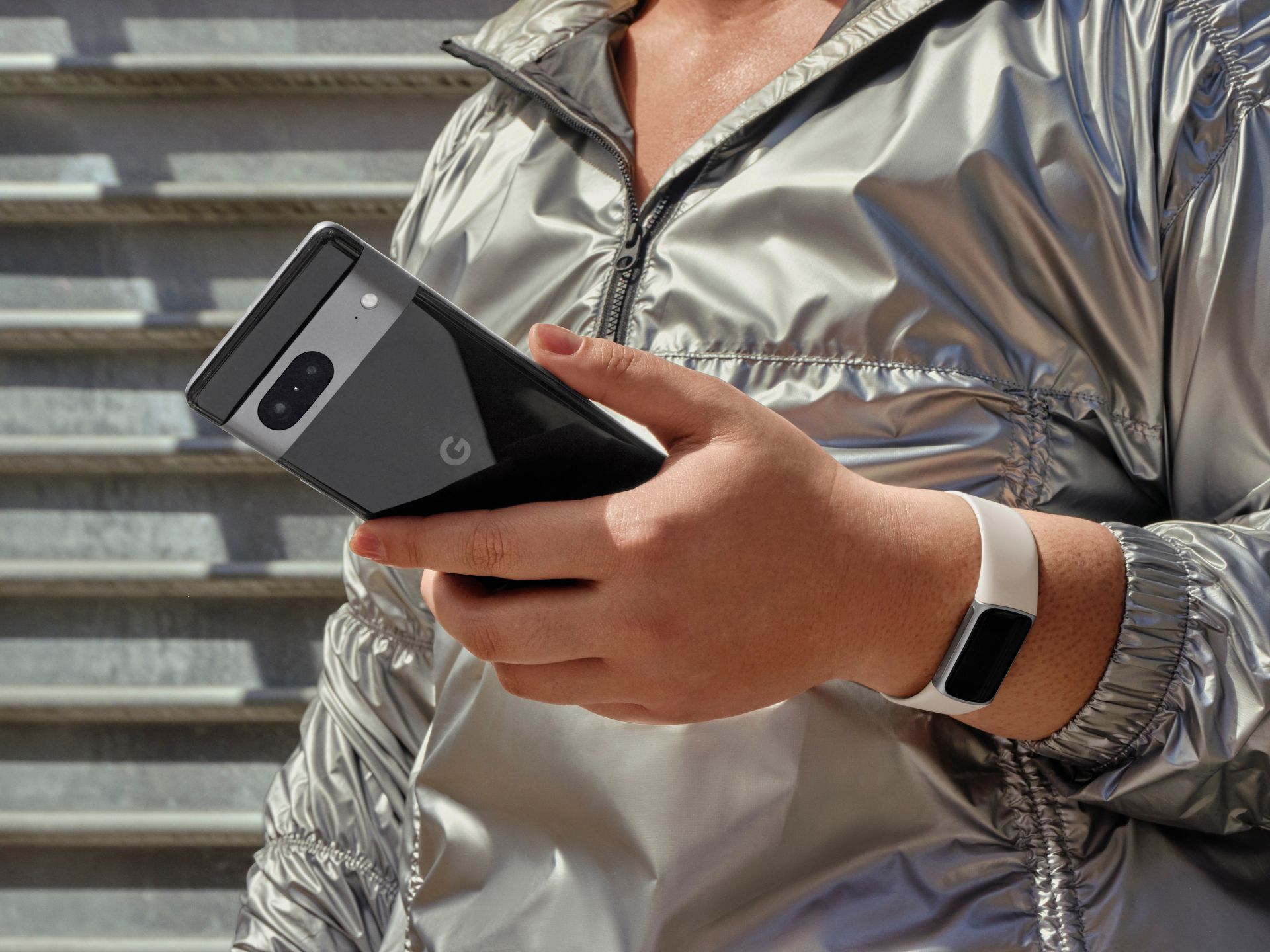 Rastreador de fitness Fitbit Charge 6 com telefone Google Pixel