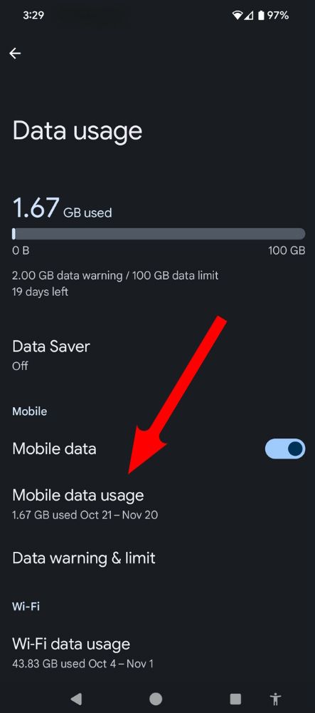 Uma seta vermelha aponta para a opção de uso de dados móveis