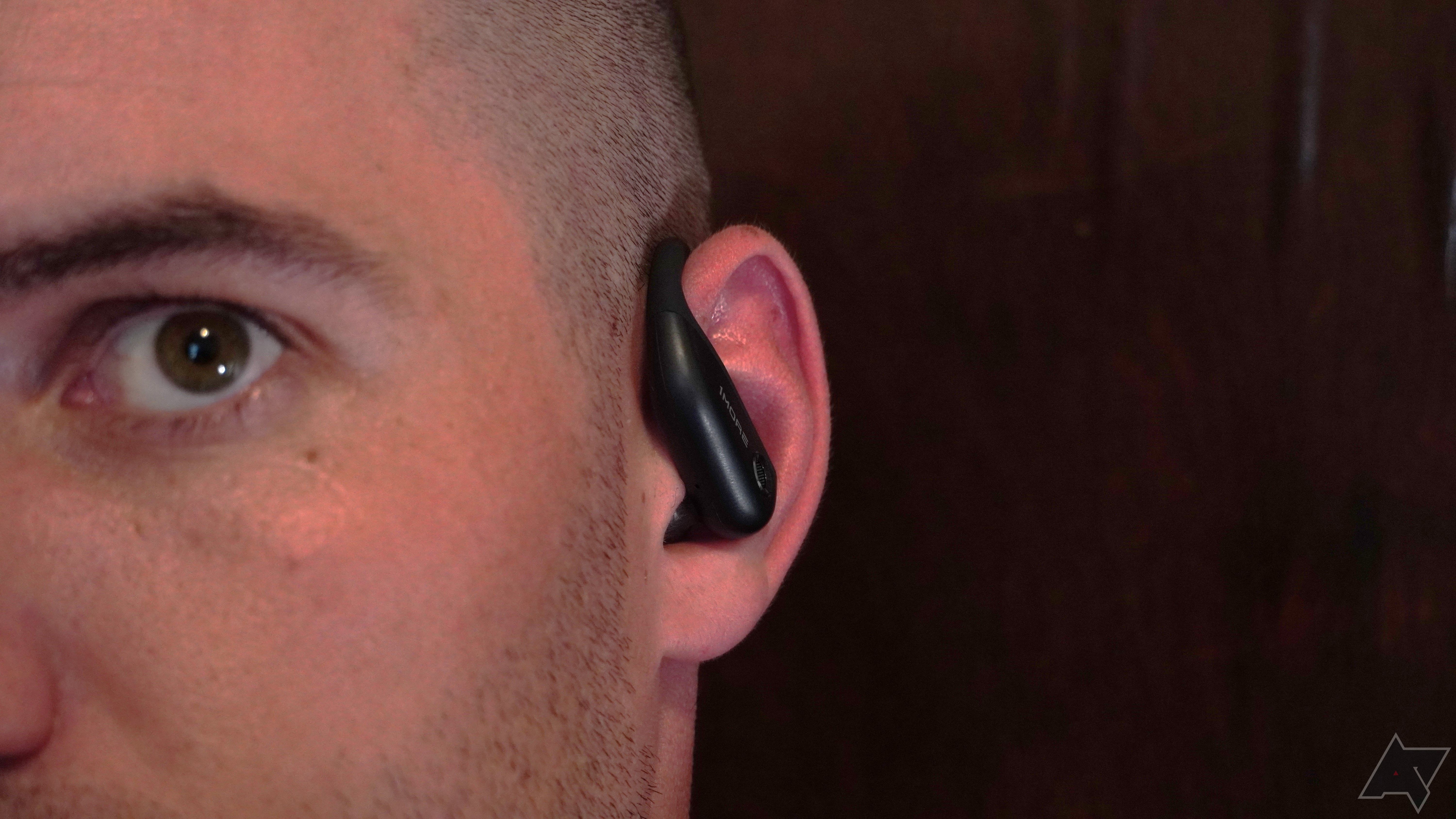 1More Fit Open Earbuds S50 usados ​​sobre uma orelha