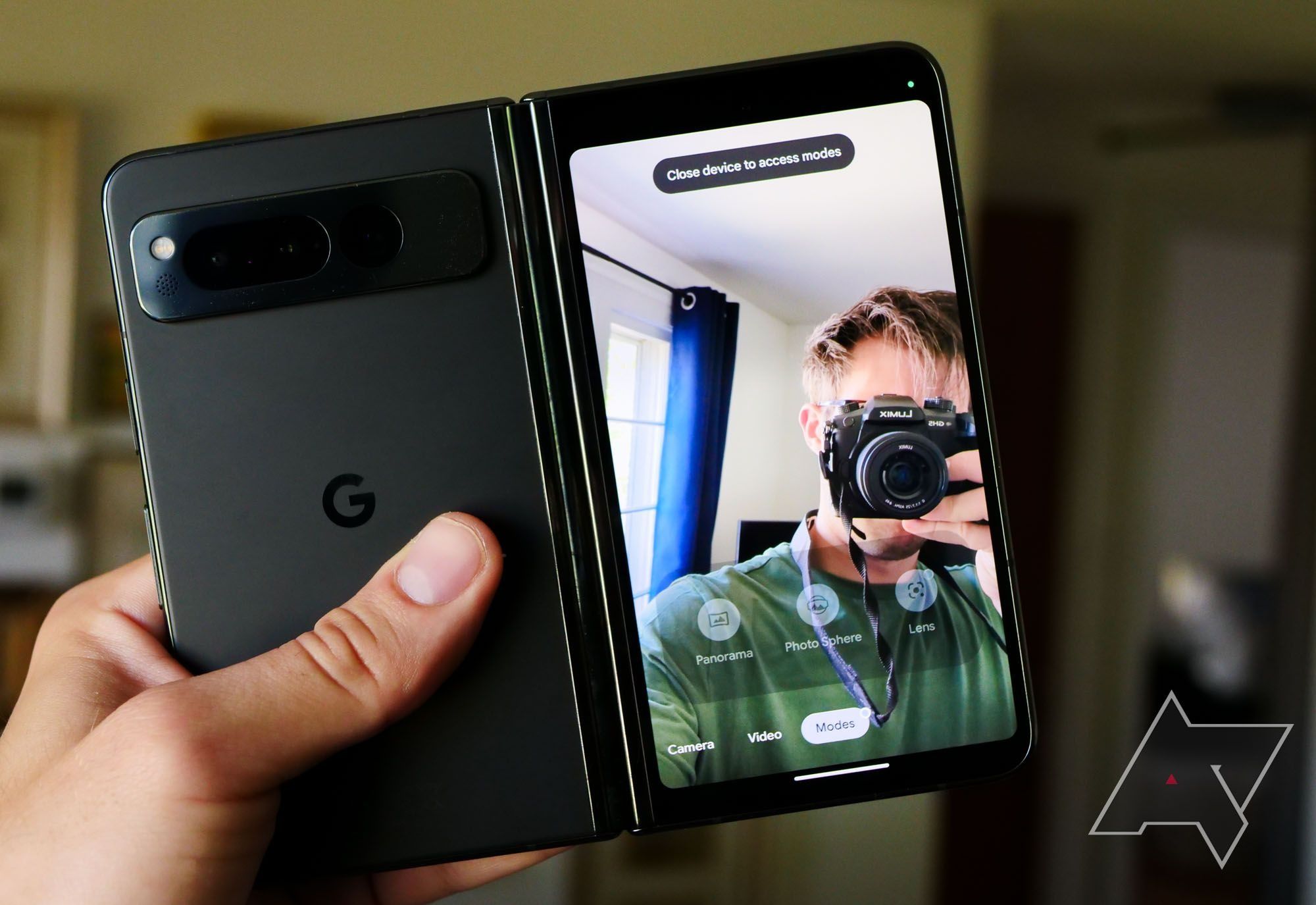 Google Pixel Fold sendo segurado com câmeras traseiras voltadas para o usuário