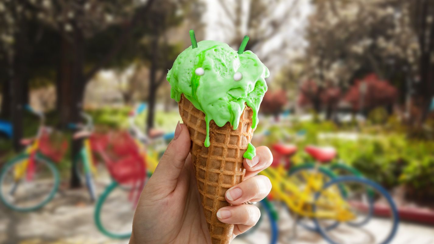Um pouco de sorvete verde em uma colher com um rosto bugdroid Android 15 derretido editado nele