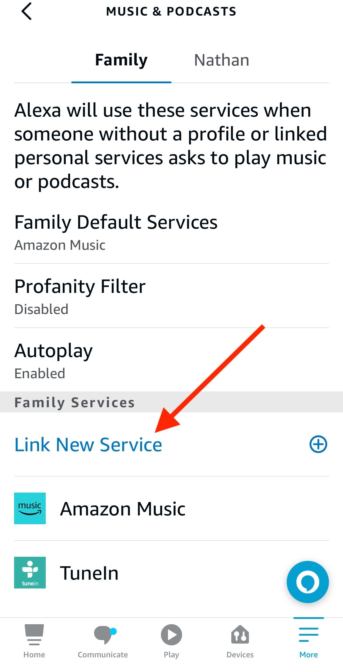 O menu de serviços de música do aplicativo Alexa com uma seta vermelha apontando para a opção Vincular novos serviços.