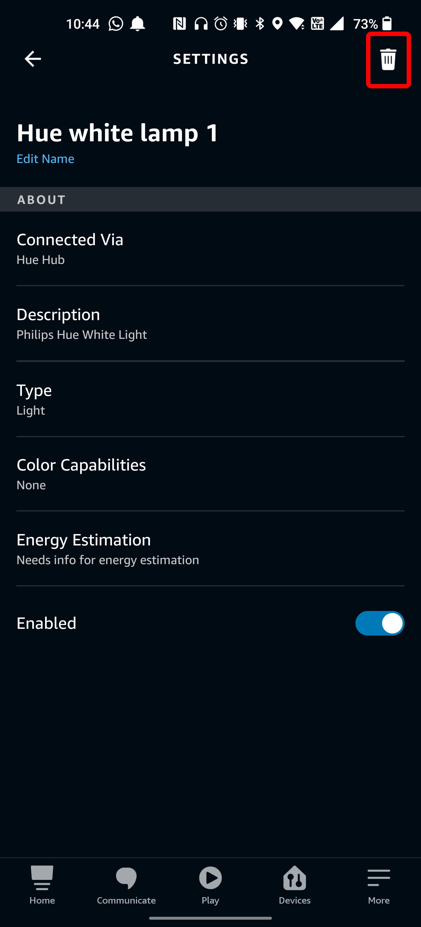 O aplicativo Alexa com um retângulo vermelho ao redor do ícone de uma lixeira em um menu de lâmpada inteligente.