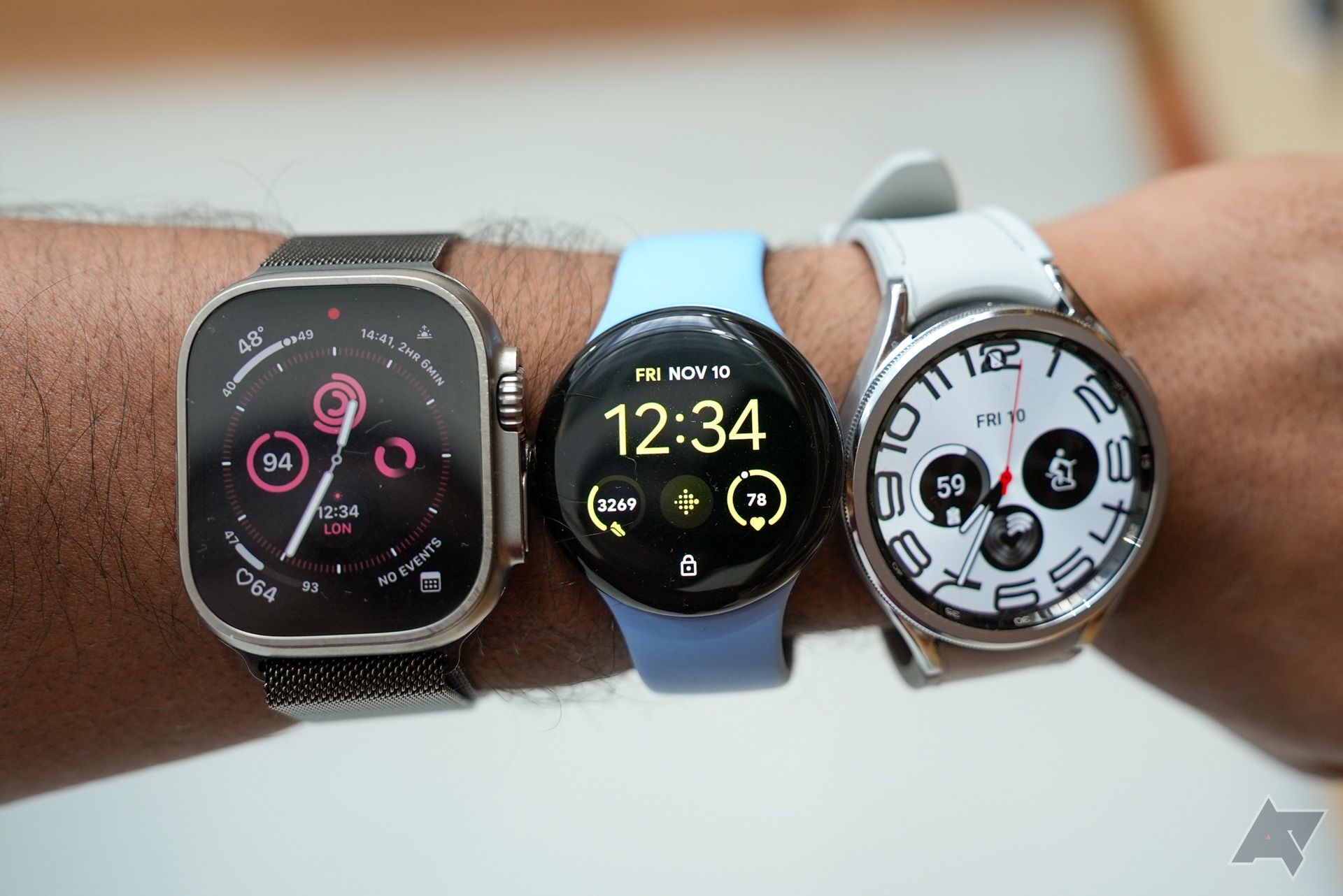 Apple Watch Ultra ao lado do Pixel Watch 2 e Galaxy Watch 6 Classic