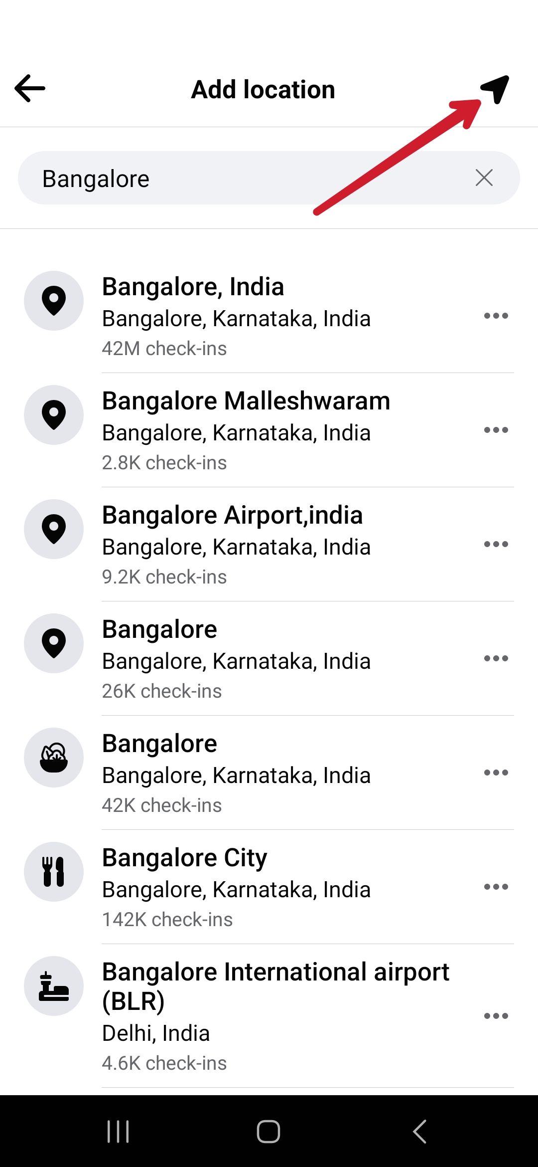Captura de tela mostrando o ícone para verificar a localização no Facebook