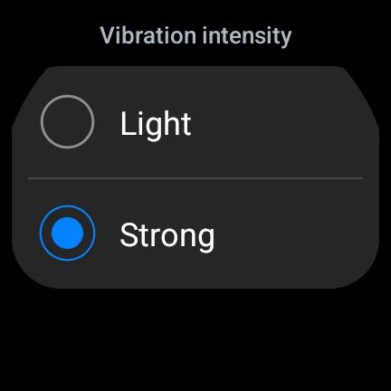 Captura de tela do Samsung Galaxy Watch 6 mostrando configurações de intensidade de vibração