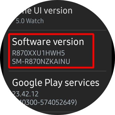 Captura de tela mostrando a versão do software do Galaxy Watch 4 no menu Configurações