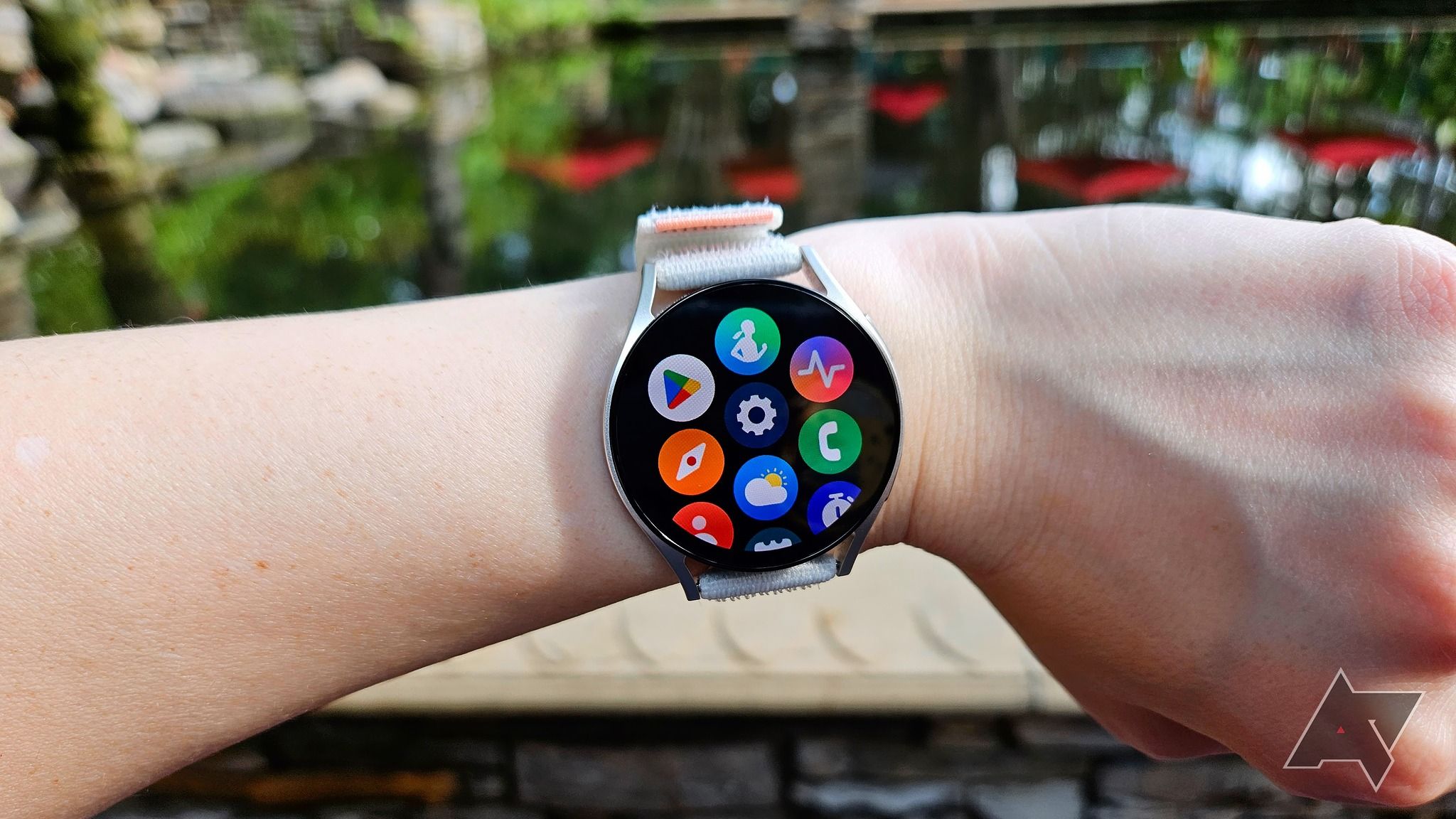 Um Samsung Galaxy Watch 6 mostrando a tela de aplicativos.
