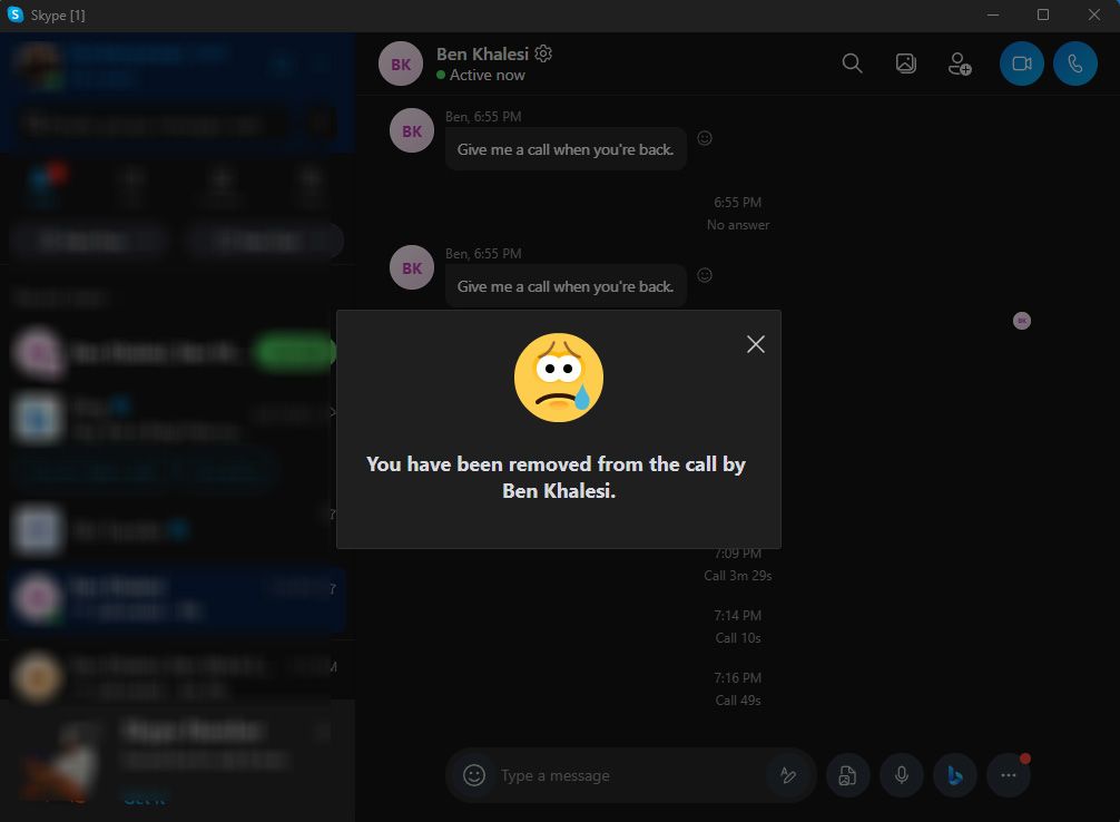 Captura de tela de uma janela de aviso no Skype apresentando um emoji triste em destaque.  Abaixo do emoji, uma mensagem diz ‘Você foi removido da chamada por Ben Khalesi.