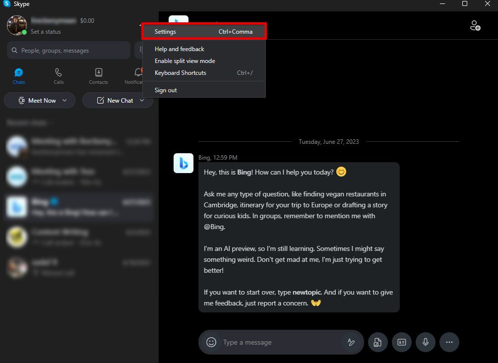 Captura de tela da tela inicial do aplicativo Skype exibindo sua interface de usuário, que inclui um menu de navegação.  No canto superior direito, há um ícone de perfil.  Ao lado deste ícone, uma janela pop-up é visível, com a opção ‘Configurações’ destacada em vermelho, indicando sua seleção ou importância atual.