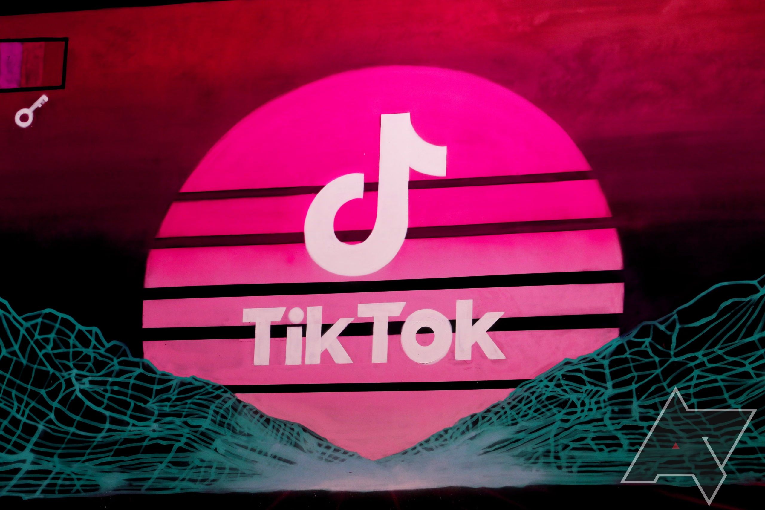 O logotipo do TikTok dentro de um círculo rosa com fundo vermelho e uma paisagem em primeiro plano.