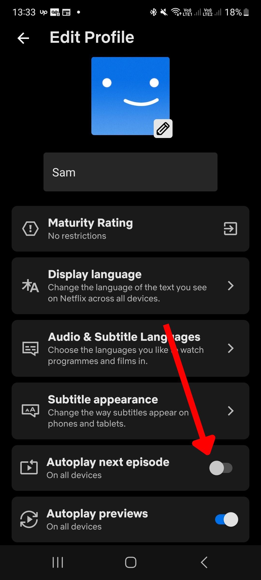 Captura de tela do aplicativo móvel Netflix com uma seta apontando para a opção de reprodução automática do próximo episódio