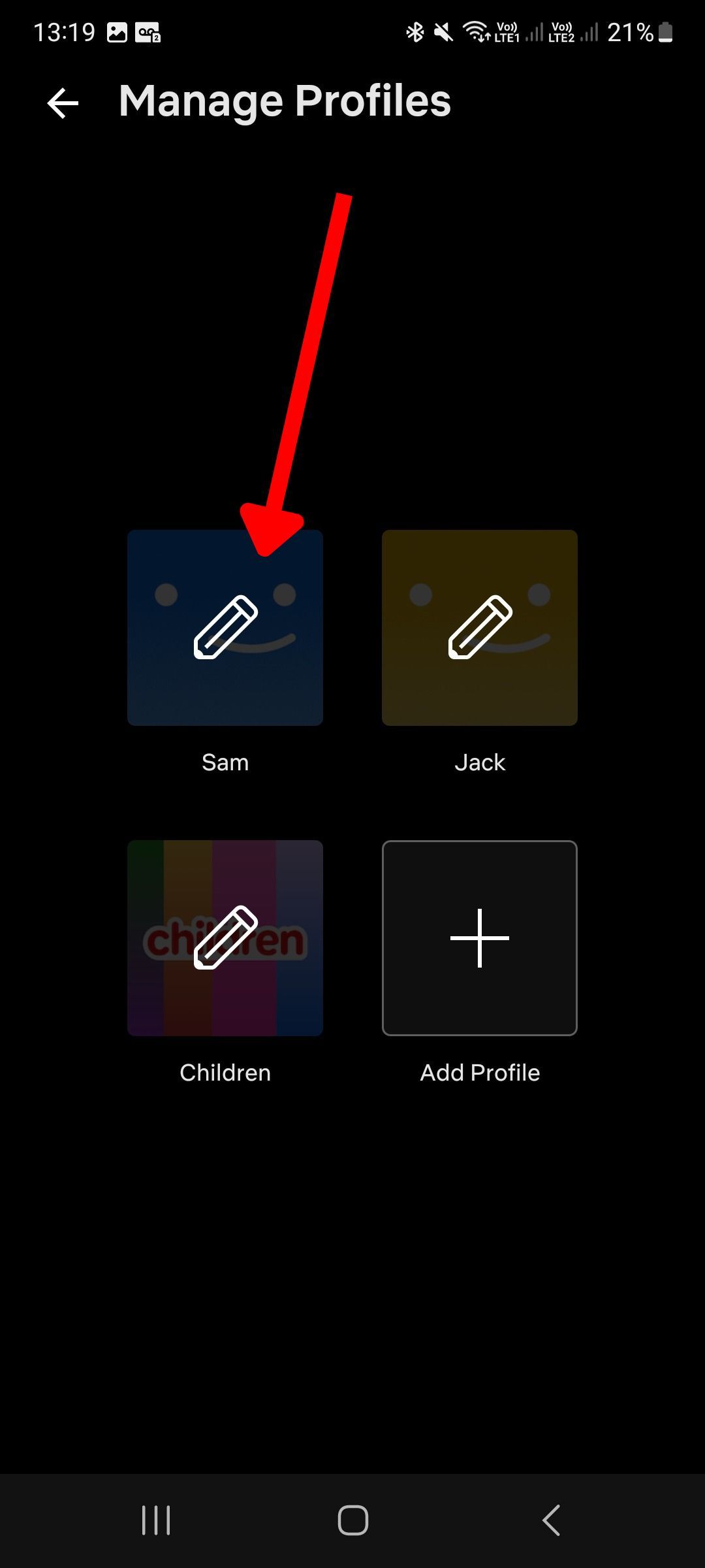 Captura de tela do aplicativo móvel Netflix com uma seta apontando para o ícone do perfil na tela de edição de perfis