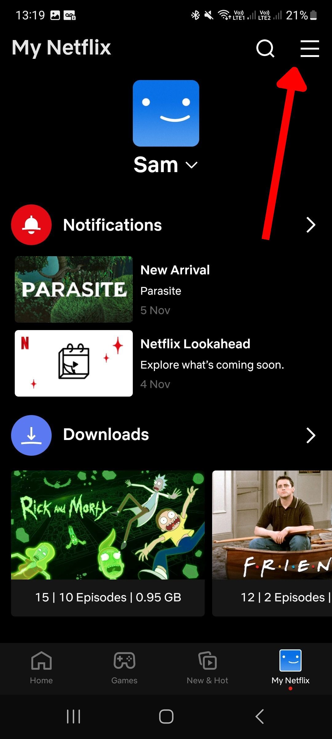 Captura de tela do aplicativo móvel Netflix com uma seta apontando para o ícone de hambúrguer na tela do perfil