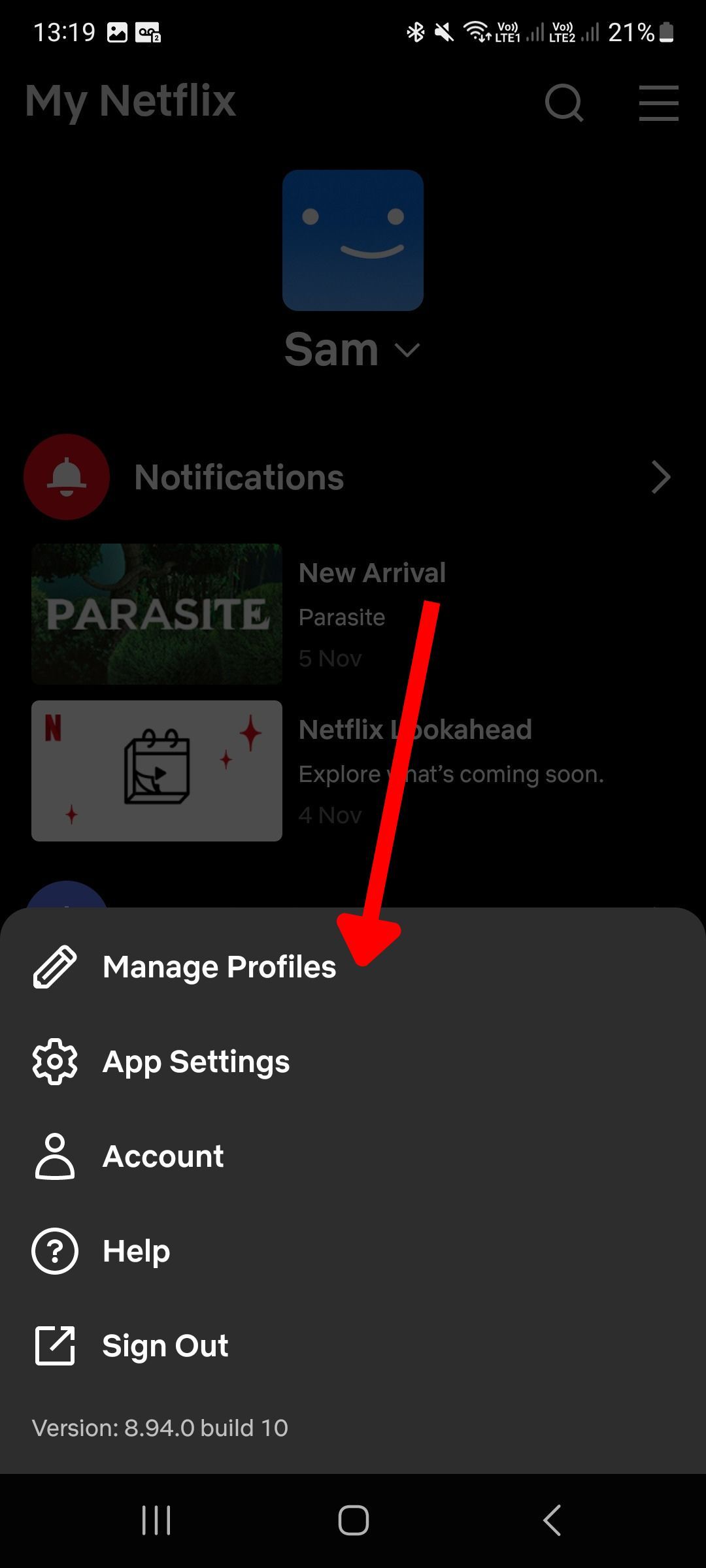Captura de tela do aplicativo móvel Netflix com uma seta apontando para a opção gerenciar perfil no menu de configurações