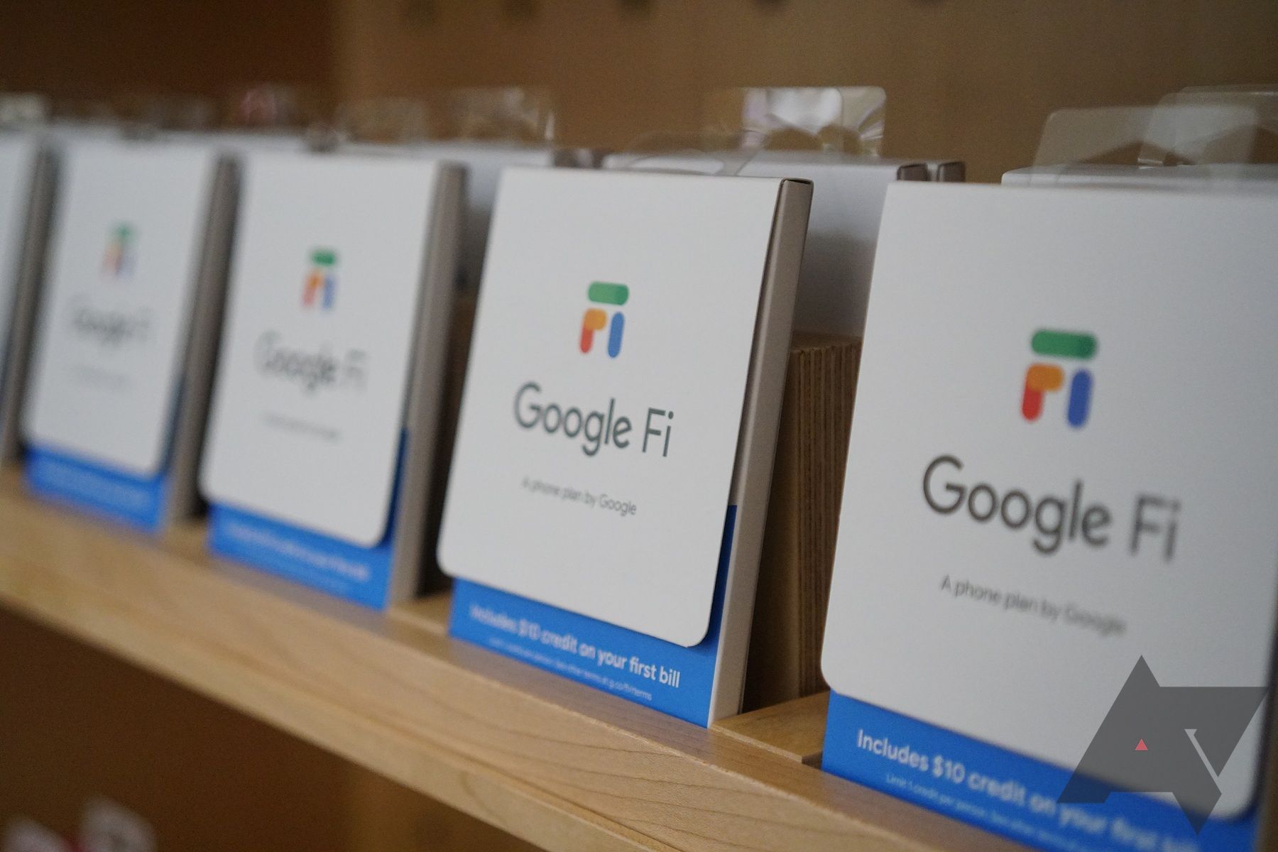 Uma prateleira com caixas de cartão SIM do Google Fi
