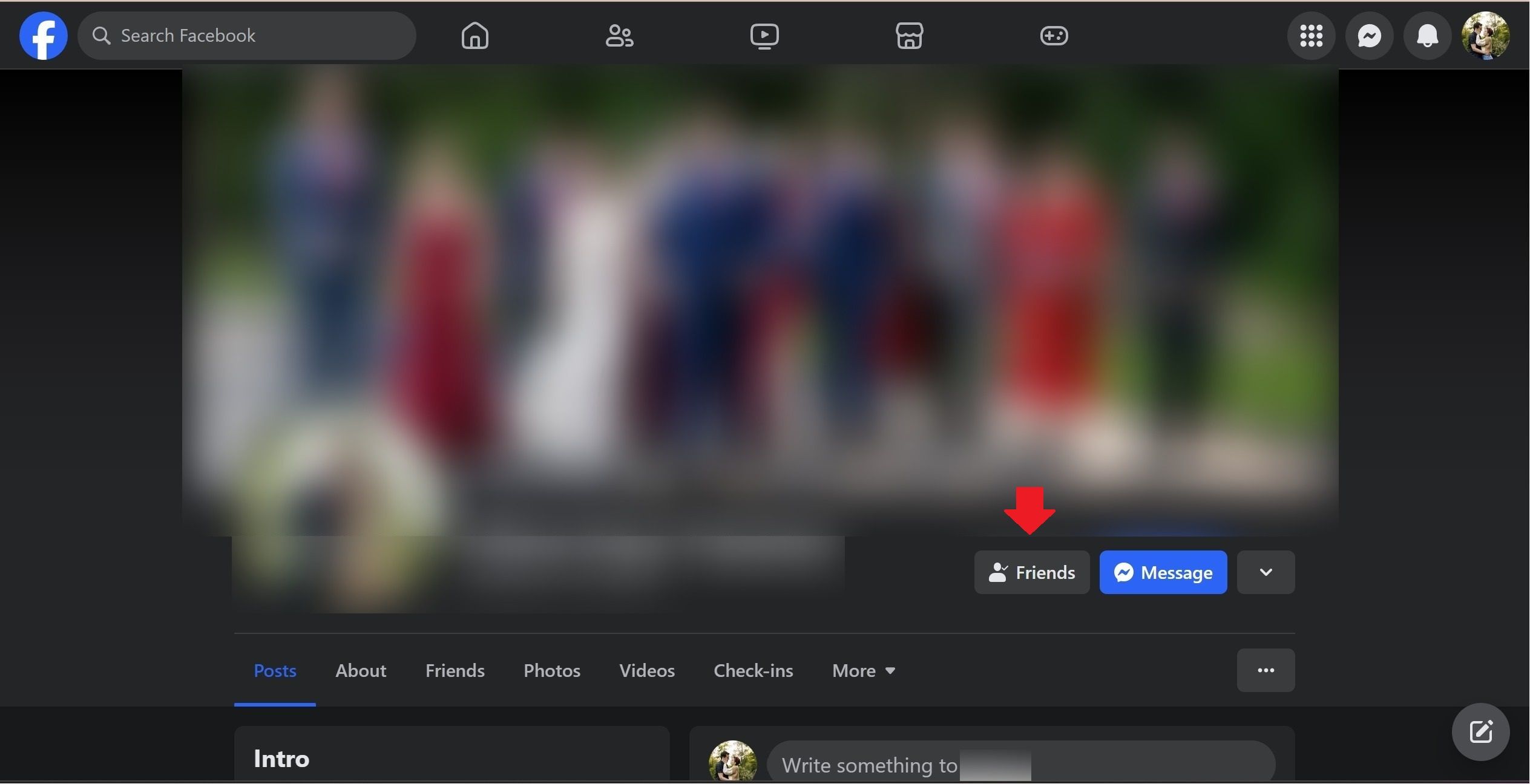 O perfil de um amigo no site do Facebook com uma seta vermelha apontando para o botão Amigos.
