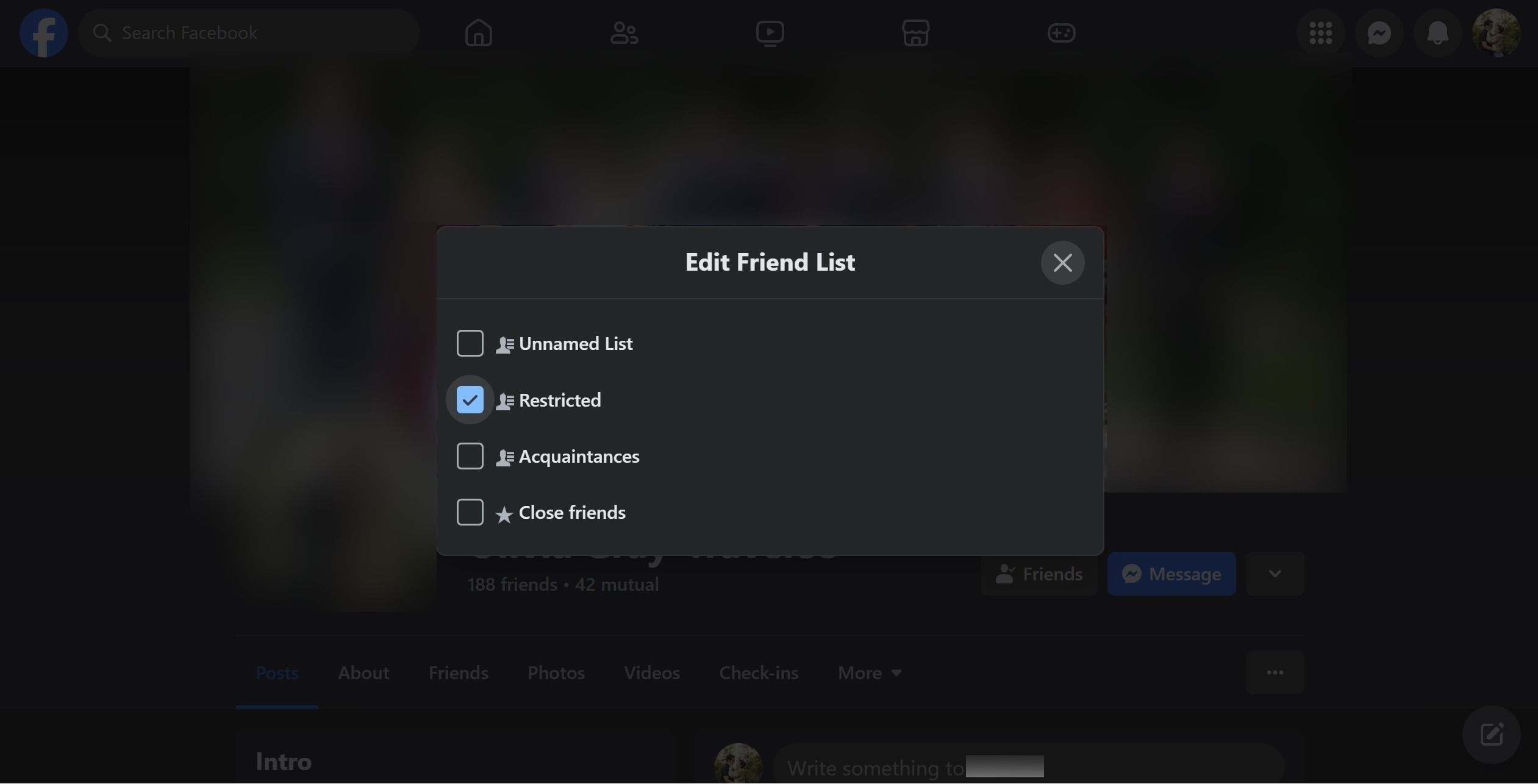 O pop-up Editar lista de amigos no site do Facebook com a opção Restrito marcada.