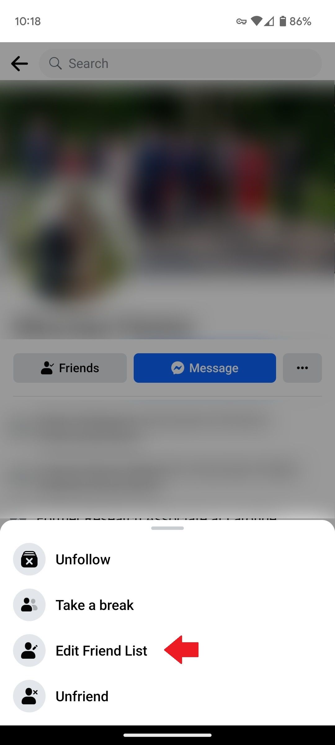 O menu Amigos no aplicativo móvel do Facebook com uma seta vermelha apontando para a opção Editar lista de amigos.