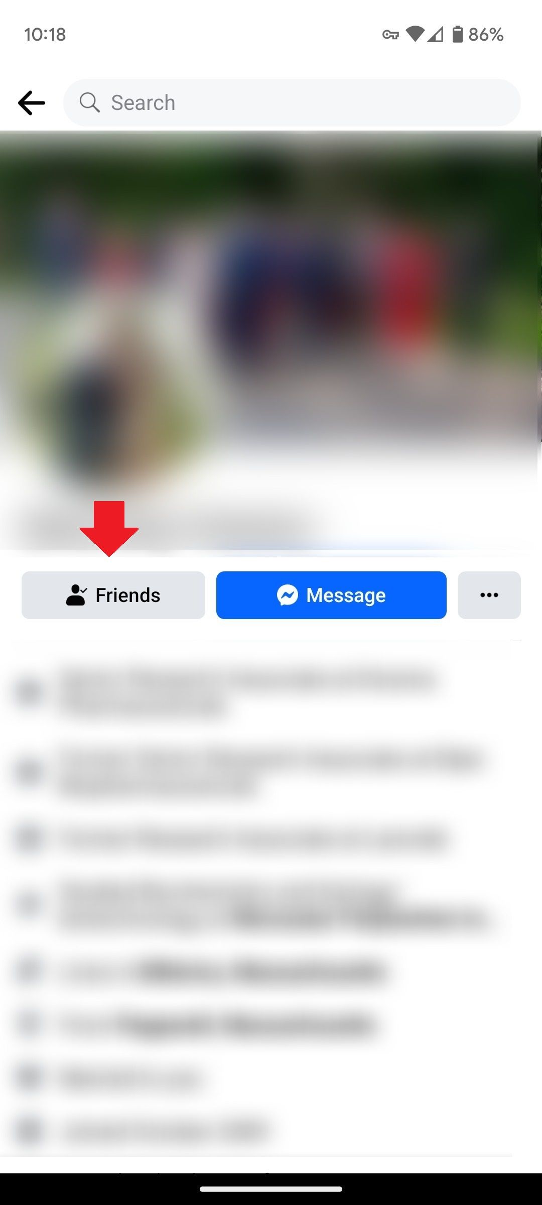 O perfil de um amigo no aplicativo móvel do Facebook com uma seta vermelha apontando para o botão Amigos.