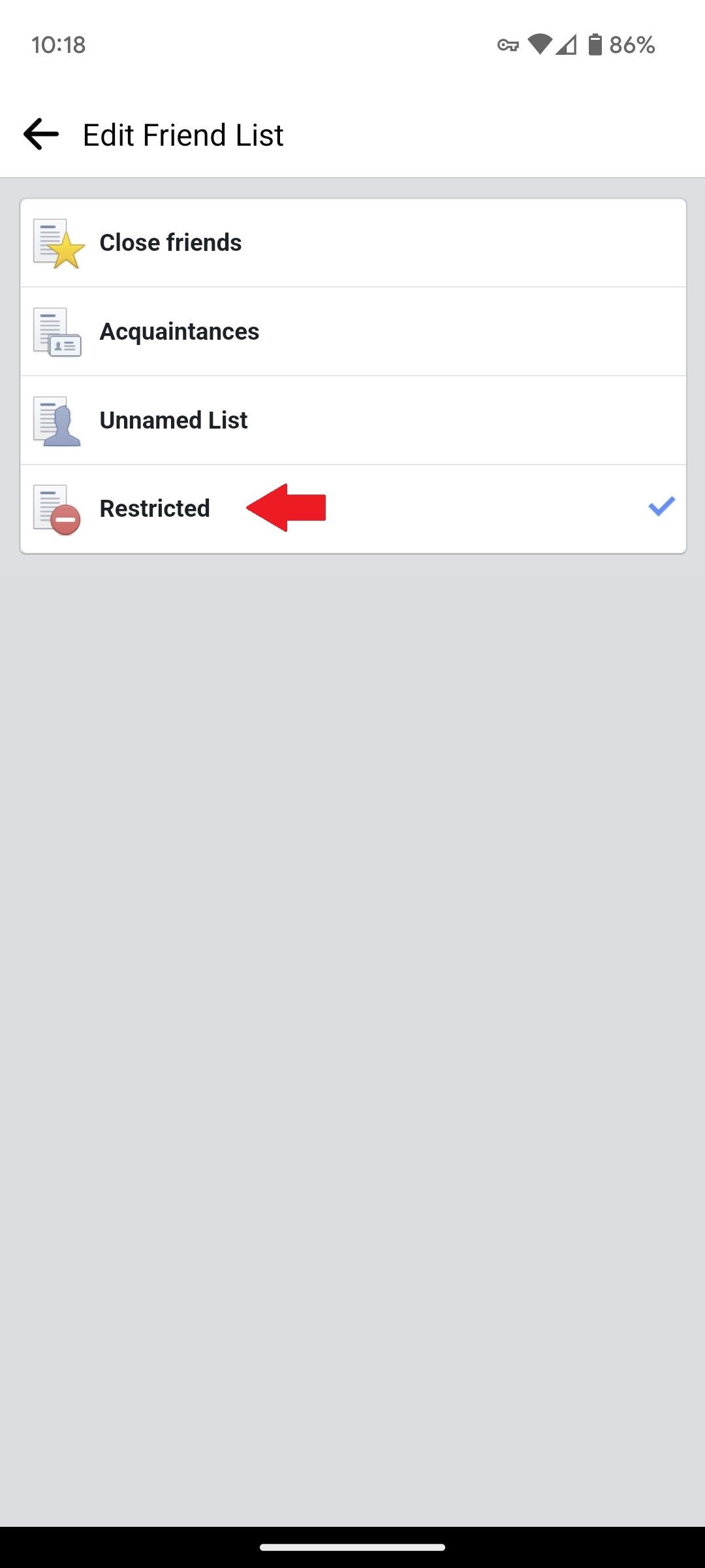 O menu Editar lista de amigos no aplicativo móvel do Facebook com uma seta vermelha apontando para a opção Restrito.