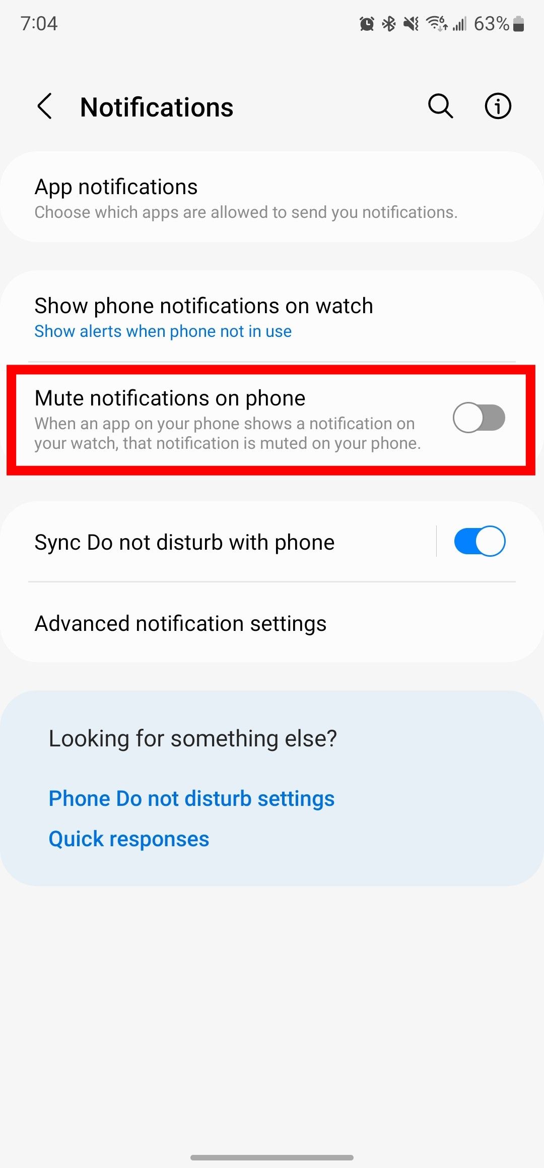 O aplicativo móvel Galaxy Wearable, com a opção Silenciar notificações no telefone destacada.