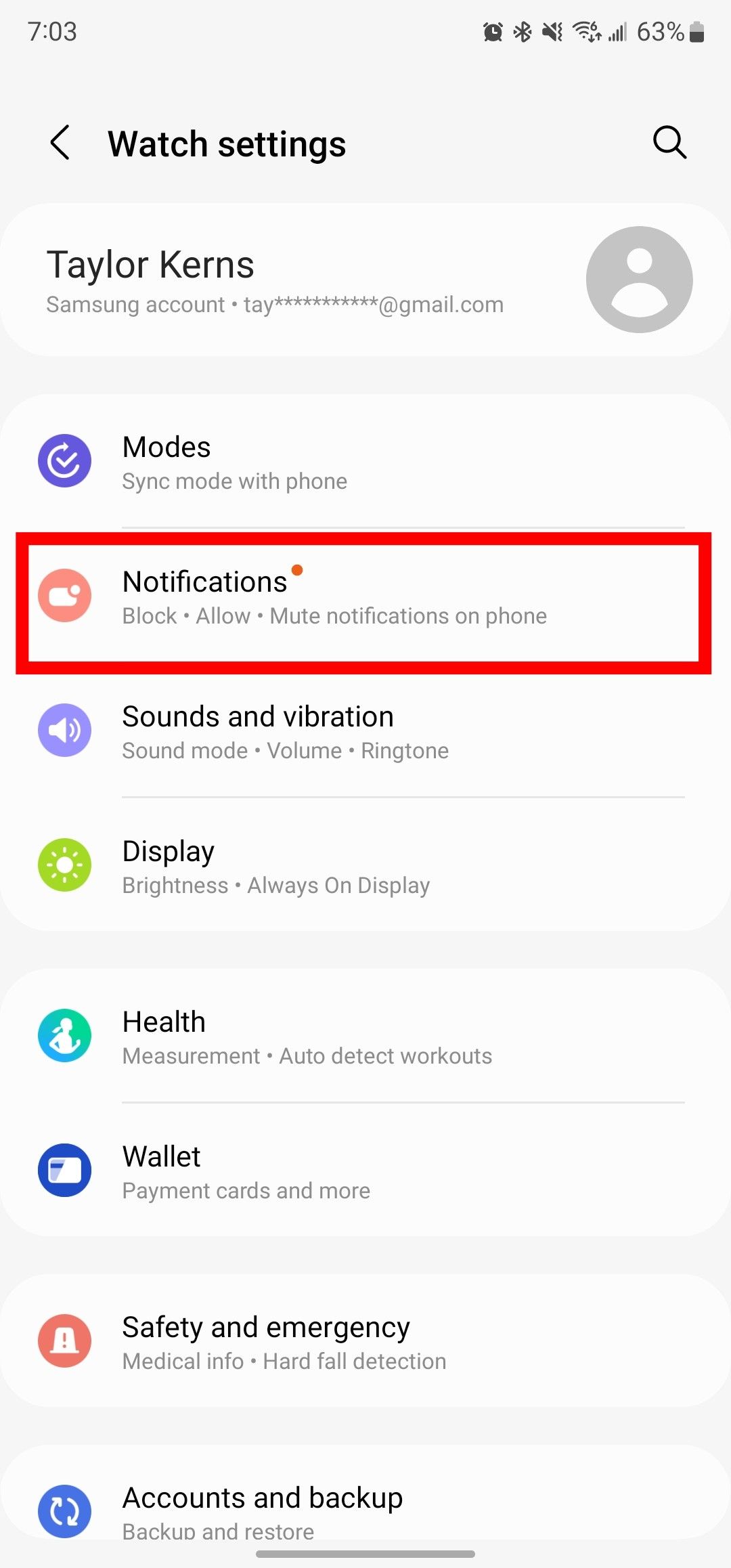 O aplicativo móvel Galaxy Wearable, com a opção Notificações destacada.