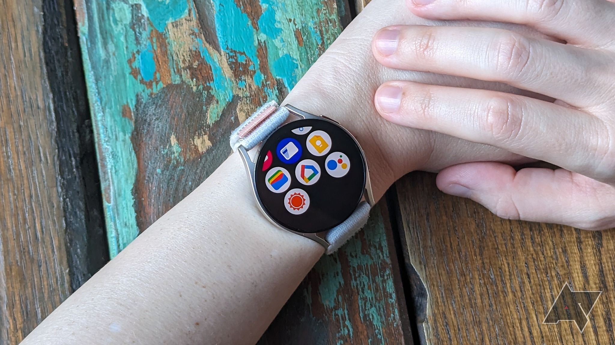 Um Samsung Galaxy Watch 6 no pulso de uma pessoa olhando os aplicativos instalados
