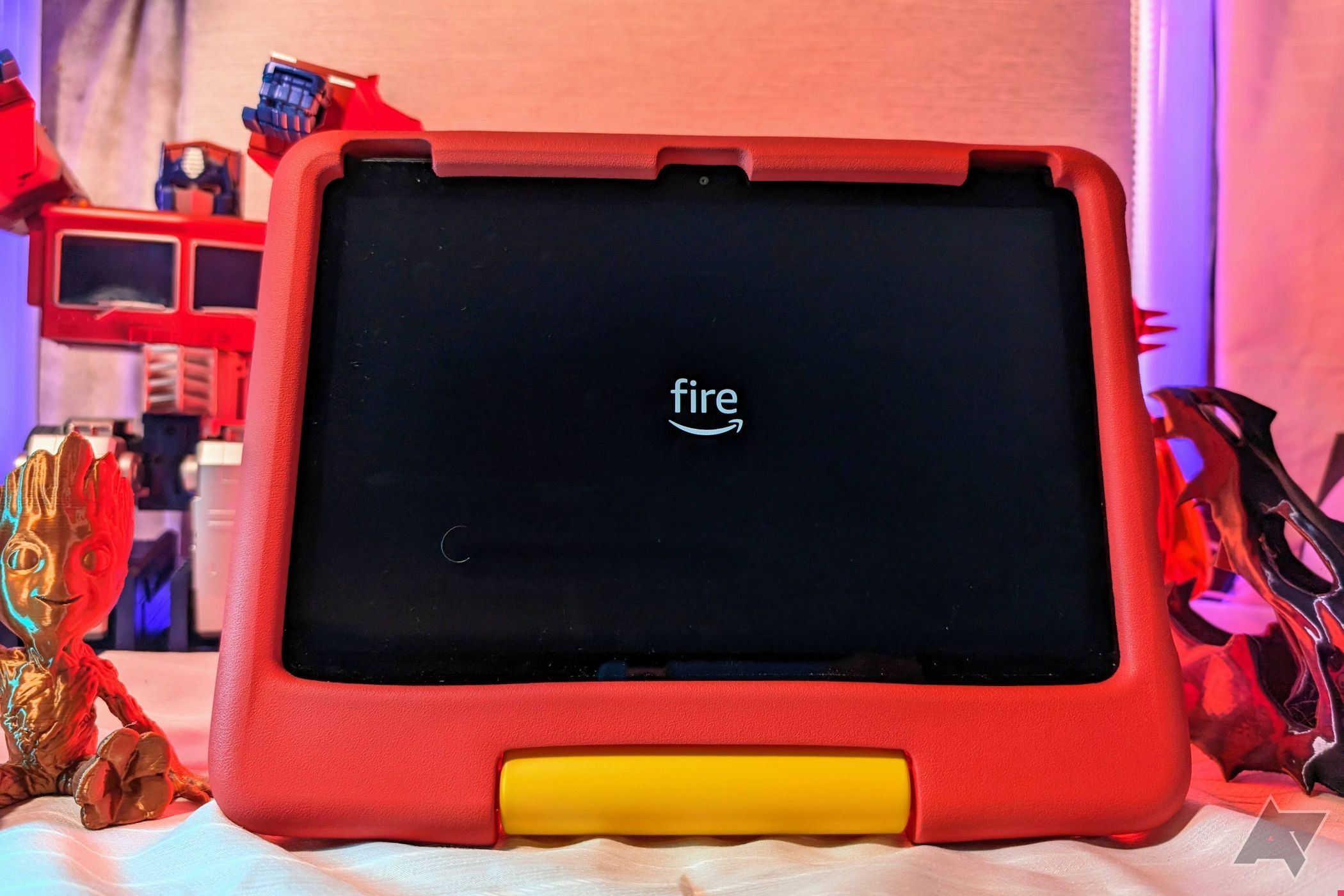 Amazon Fire HD 10 Kids mostrando o logotipo do Fire na tela de carregamento