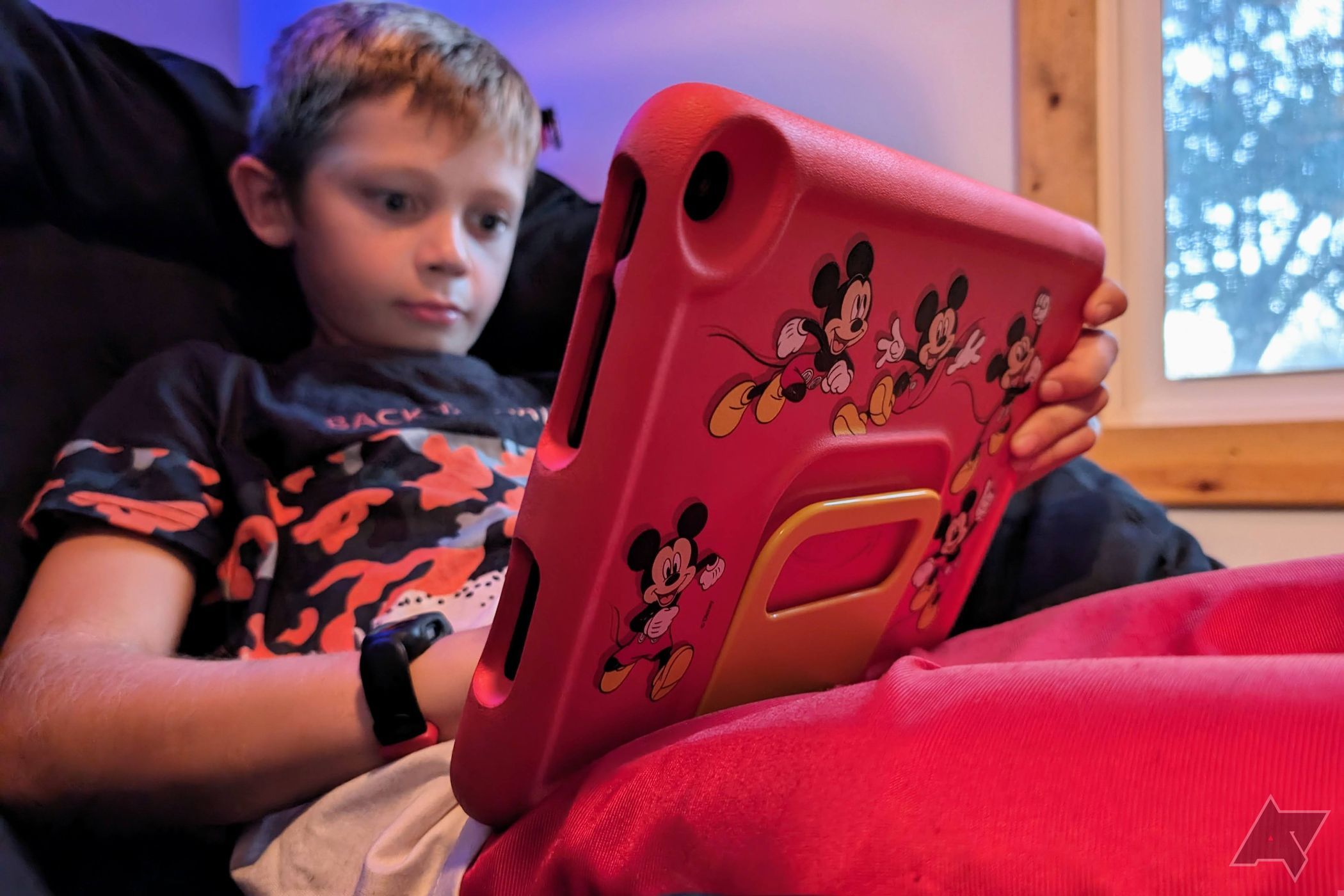 Criança usando o tablet Amazon Fire HD 10 Kids