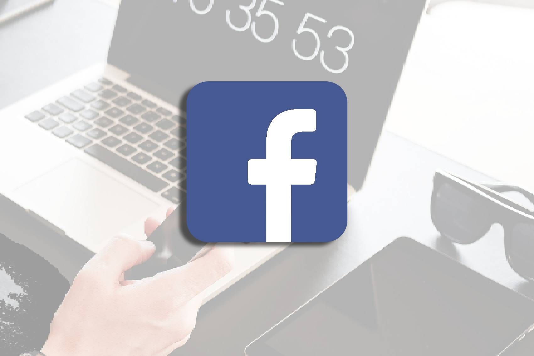 Imagem do logotipo do Facebook na frente de vários dispositivos