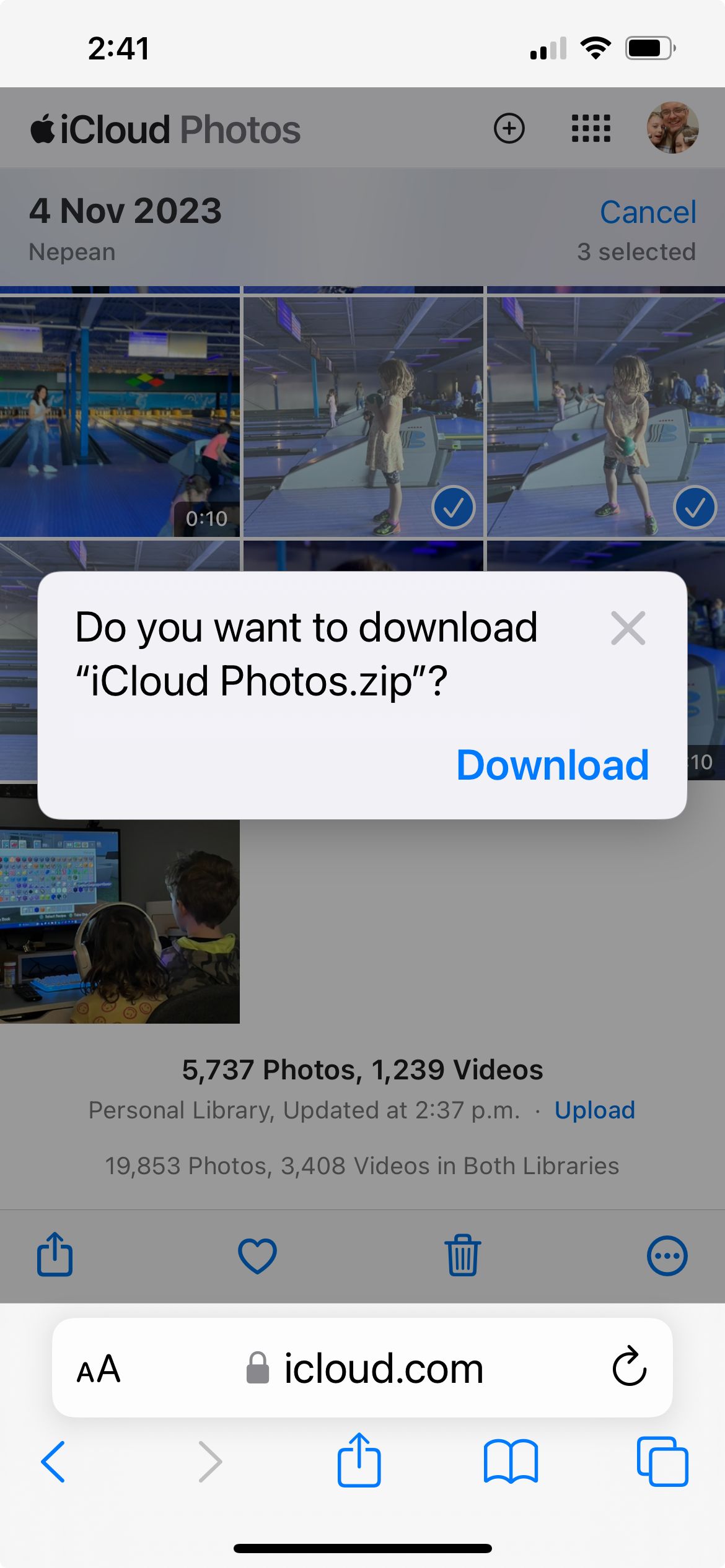 Um pop-up no site iCloud Photos solicitando a confirmação do download de 3 fotos em formato zip.
