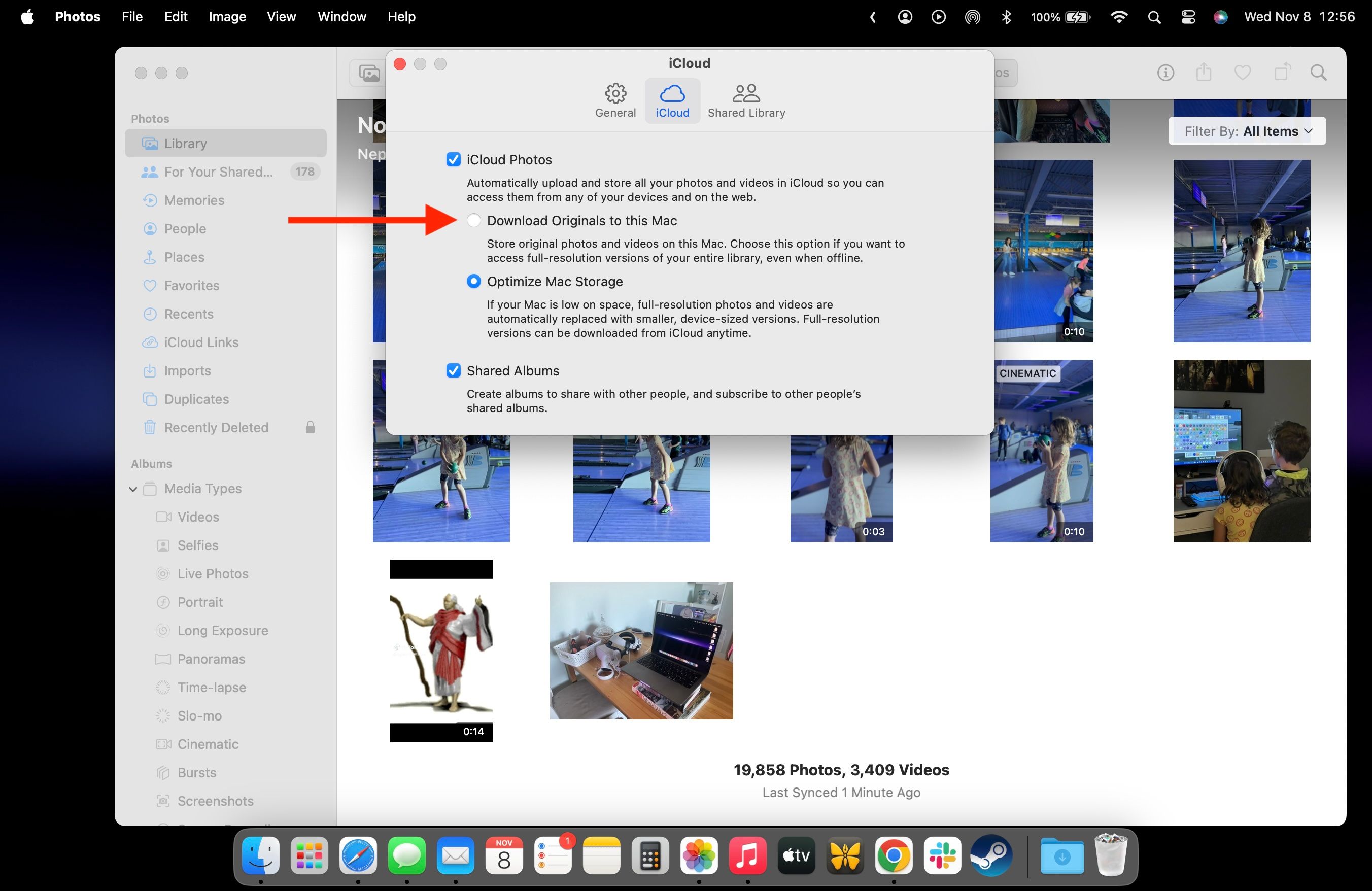 Fotos da Apple no Mac Menu de opções do iCloud com uma seta vermelha apontando para o botão radial ao lado da opção de download de fotos para este Mac.