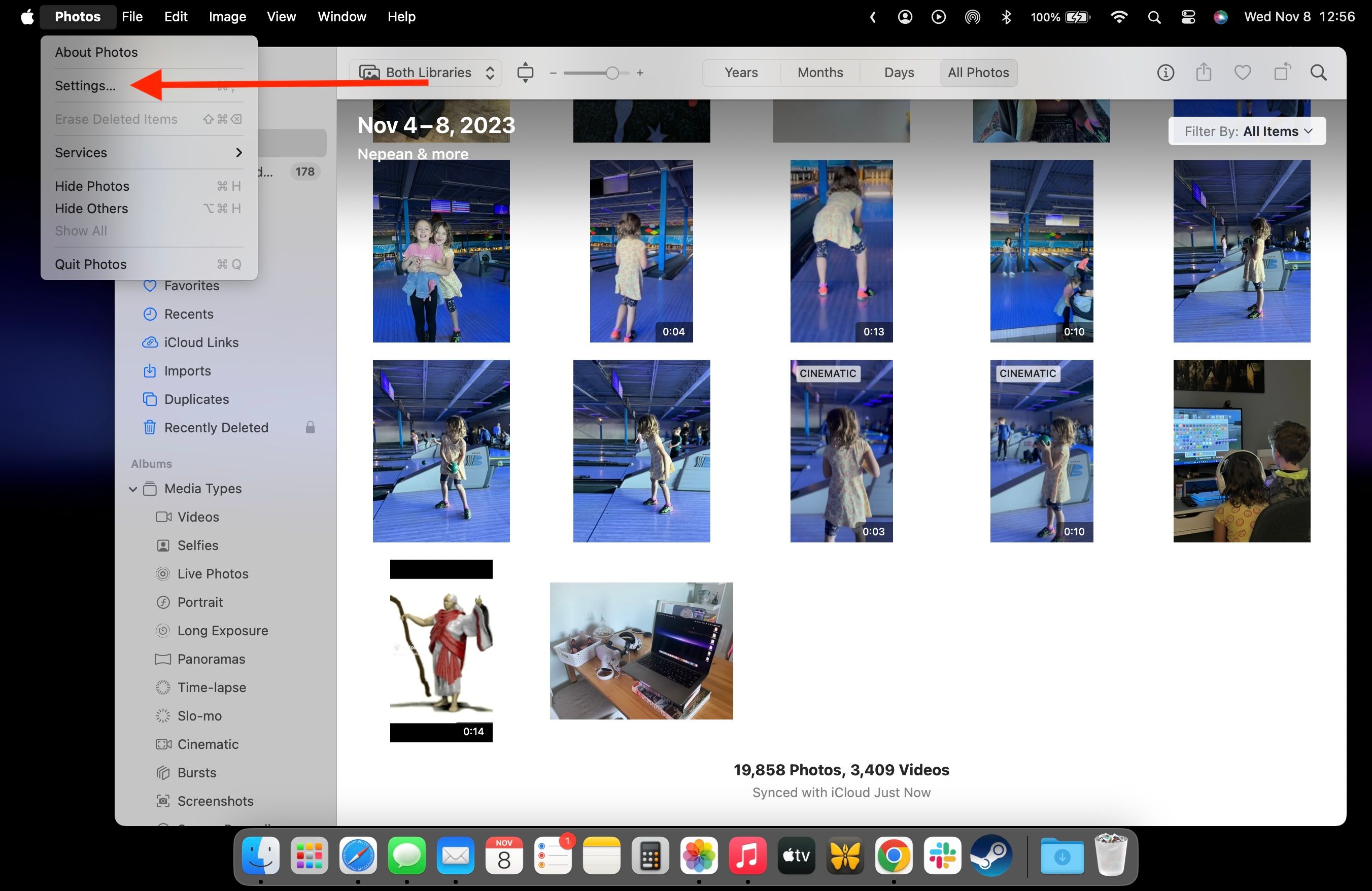 Aplicativo Apple Photos no Mac com o menu suspenso de opções aberto e uma seta vermelha apontando para a opção Configurações.