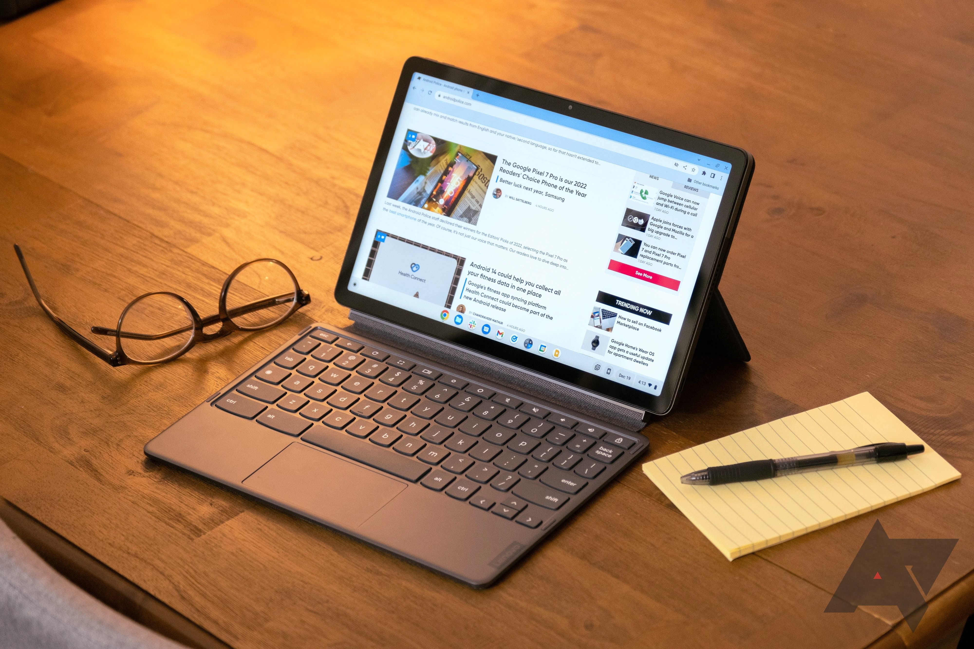 Um tablet ChromeOS com teclado conectado, sentado em uma mesa