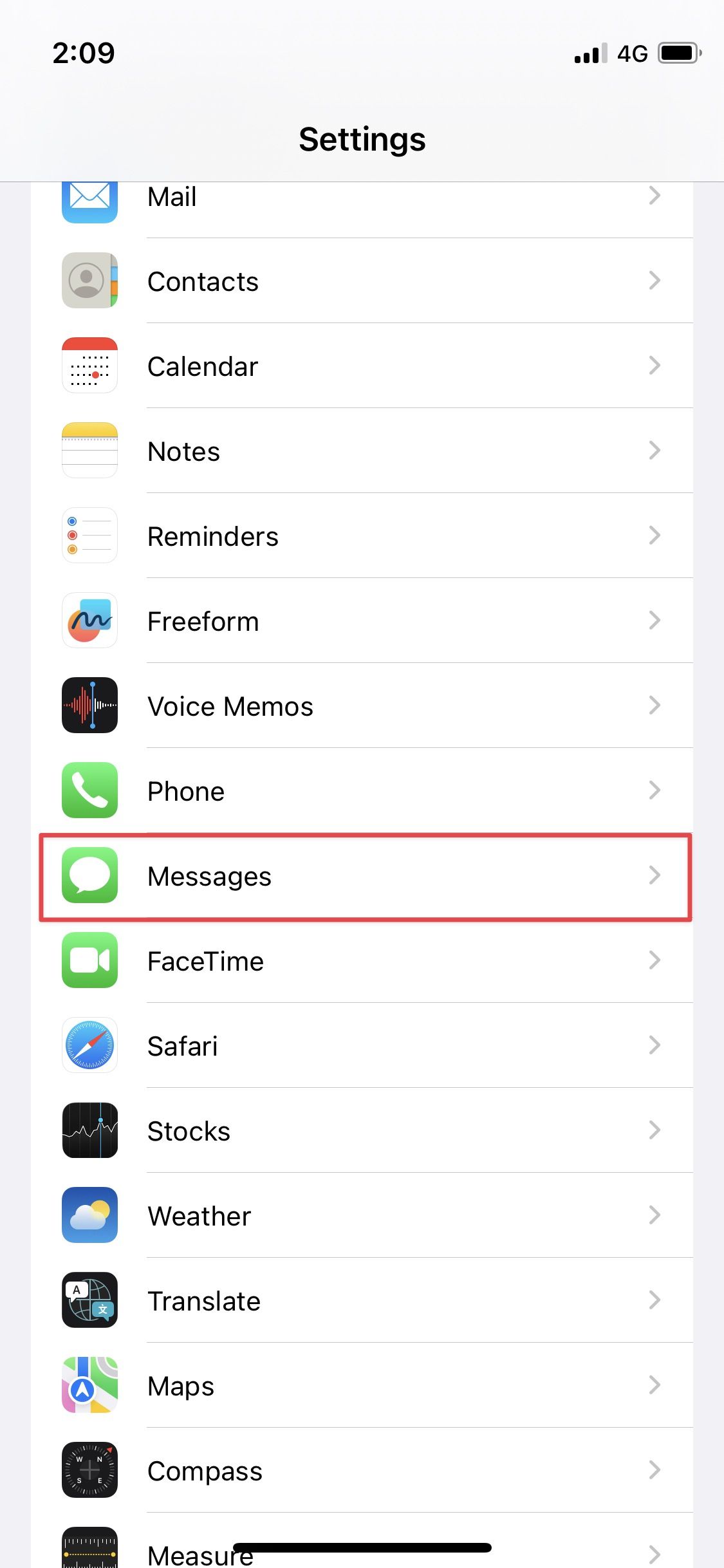 Uma captura de tela do menu de configurações do iPhone, mostrando uma lista de vários aplicativos, com o aplicativo iMessage destacado em vermelho para chamar a atenção.
