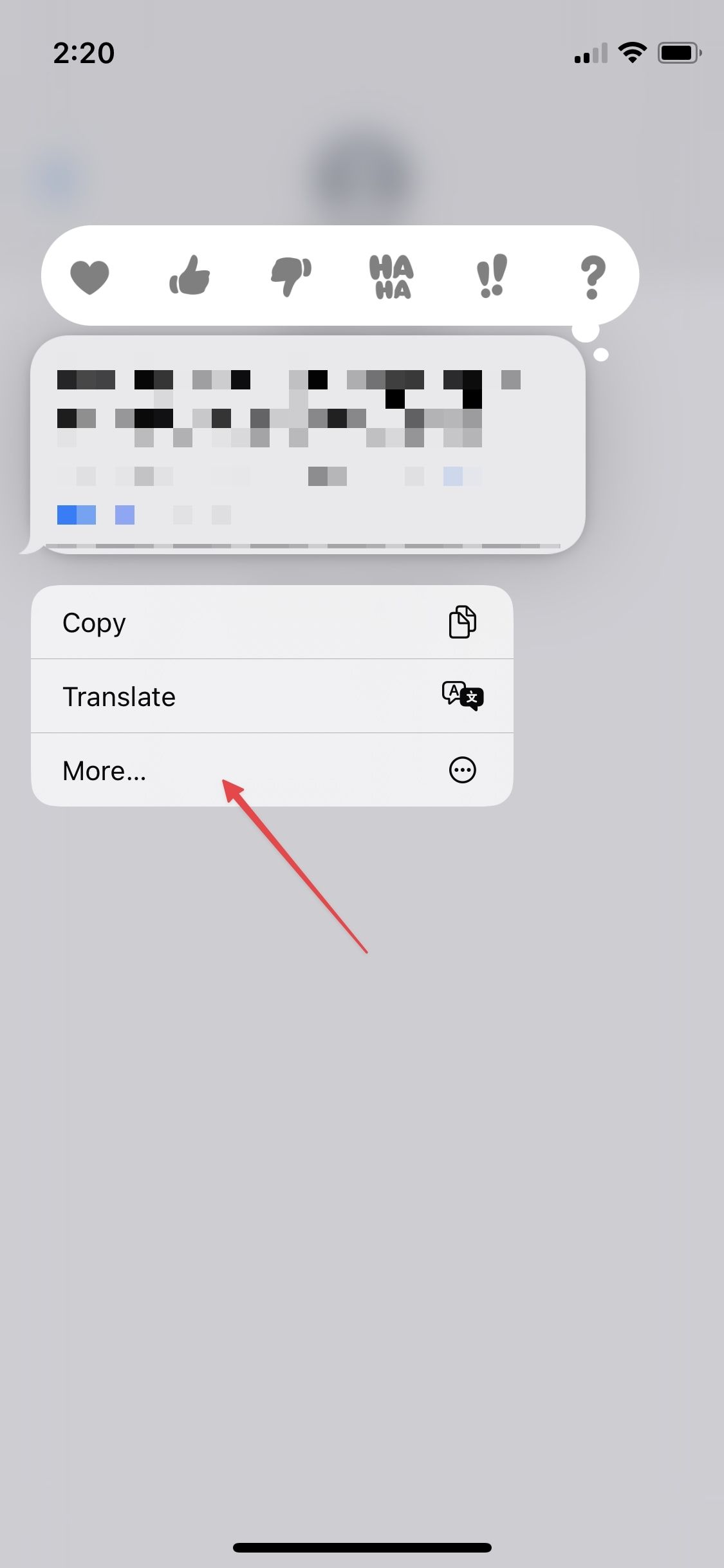 Uma captura de tela exibindo uma janela pop-up em um bate-papo do iMessage, oferecendo três opções: ‘Copiar’, ‘Traduzir’ e ‘Mais’.  A opção ‘Mais’ está selecionada, indicada por uma seta apontando para ela.